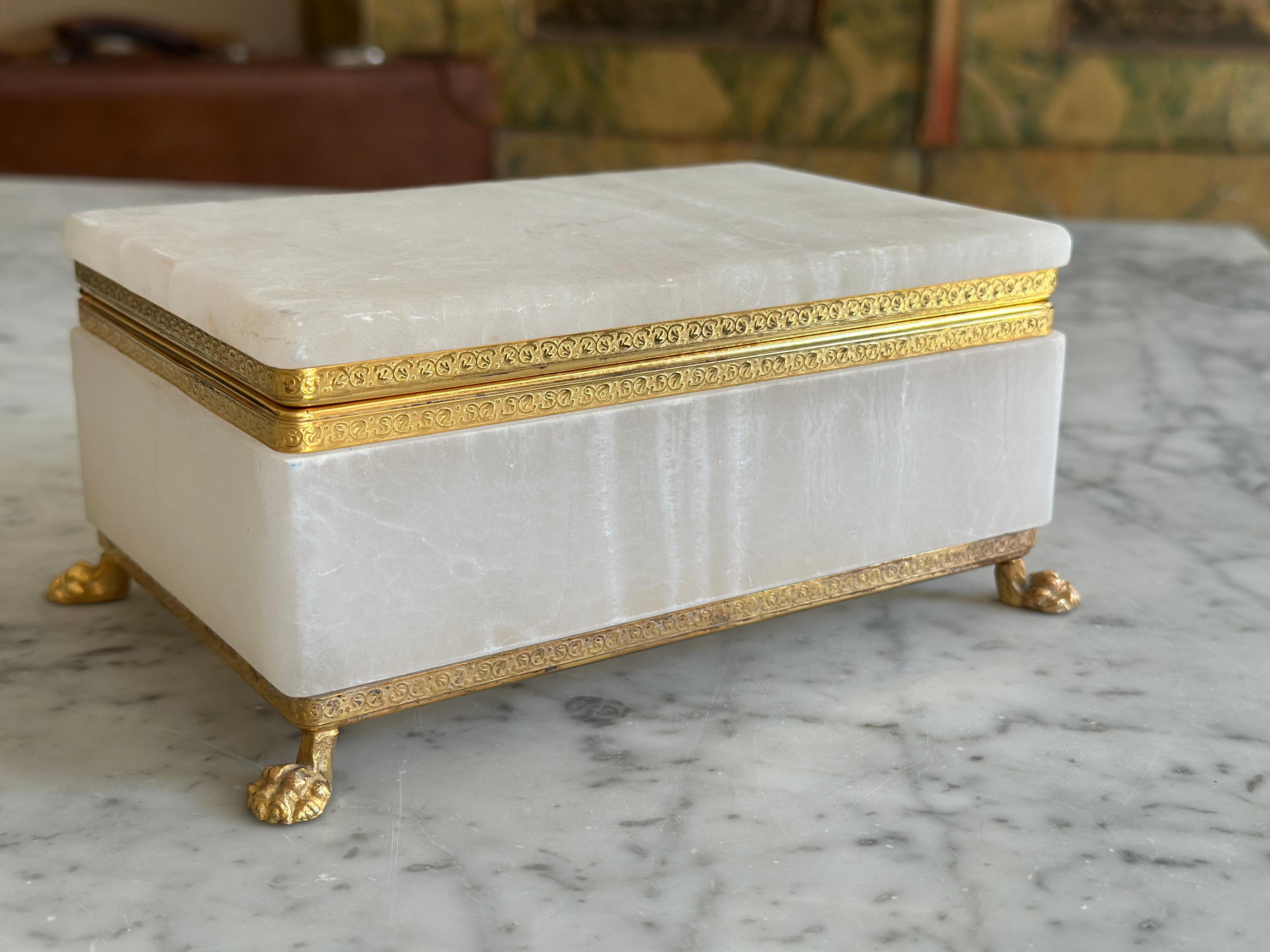 Italian Mid-Century White Marble Jewelry Box with Gilt Metal Mounts For Sale 12