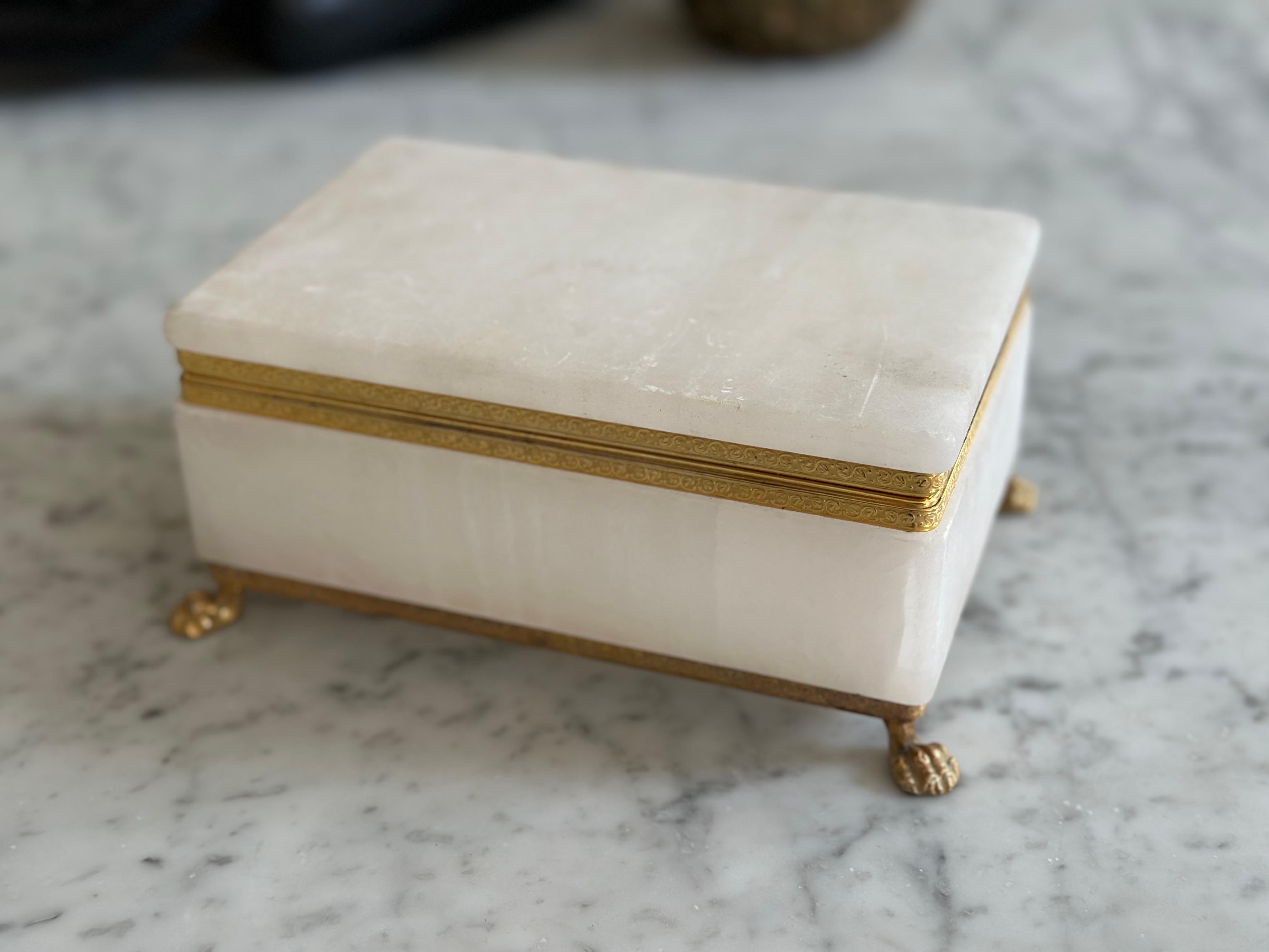 Italian Mid-Century White Marble Jewelry Box with Gilt Metal Mounts In Good Condition For Sale In Hamburg, DE