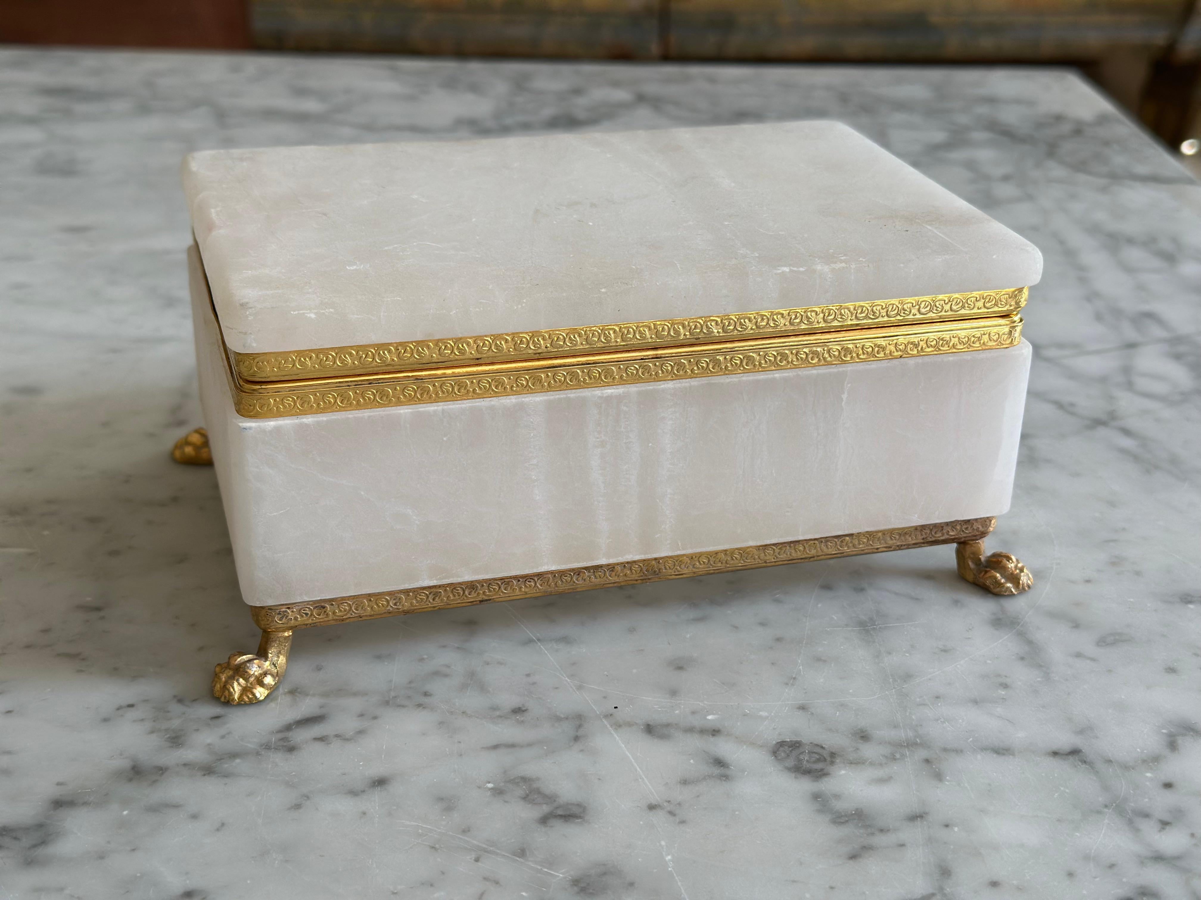 Italian Mid-Century White Marble Jewelry Box with Gilt Metal Mounts For Sale 1