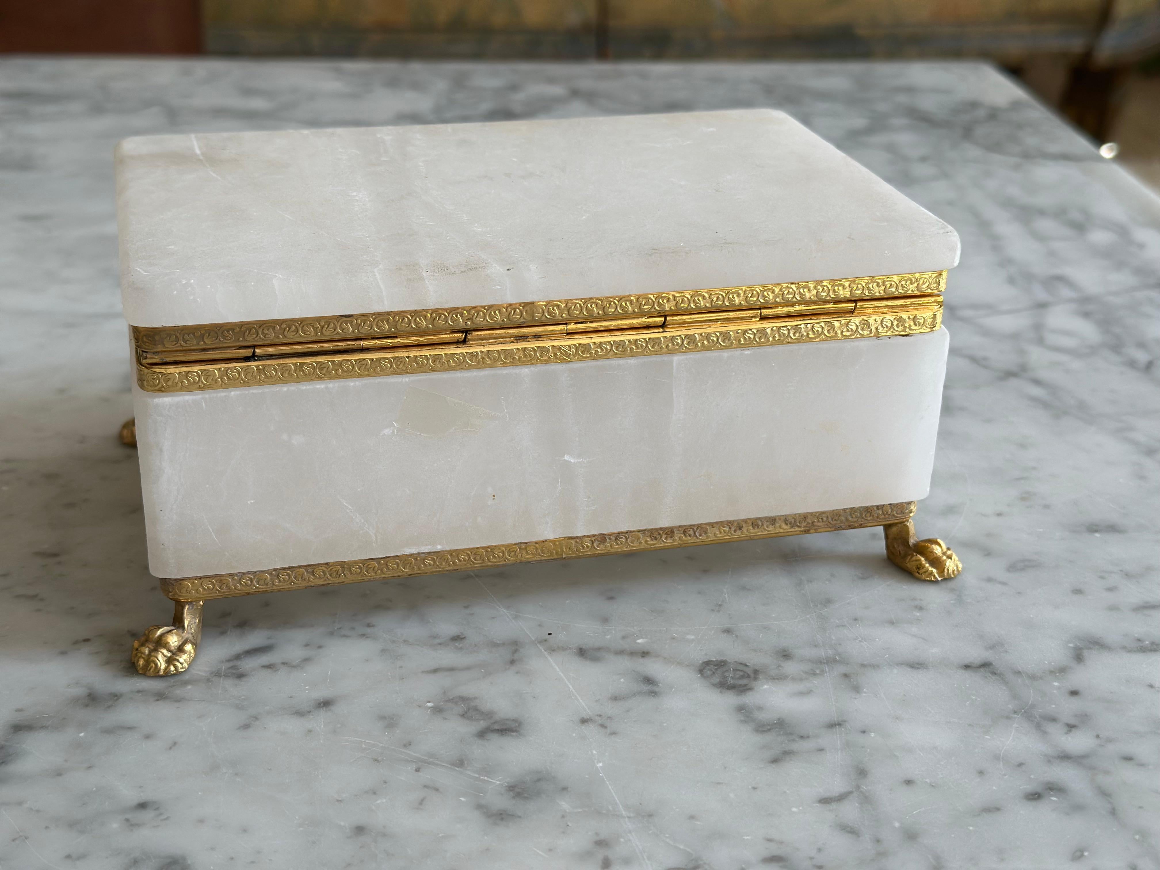 Italian Mid-Century White Marble Jewelry Box with Gilt Metal Mounts For Sale 2