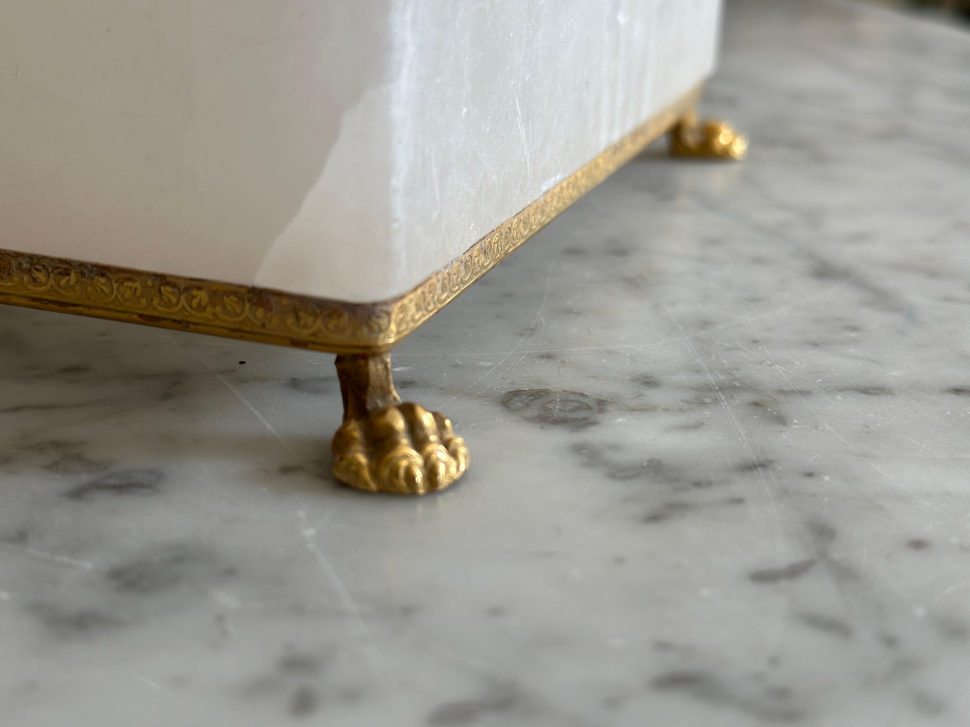 Italian Mid-Century White Marble Jewelry Box with Gilt Metal Mounts For Sale 3