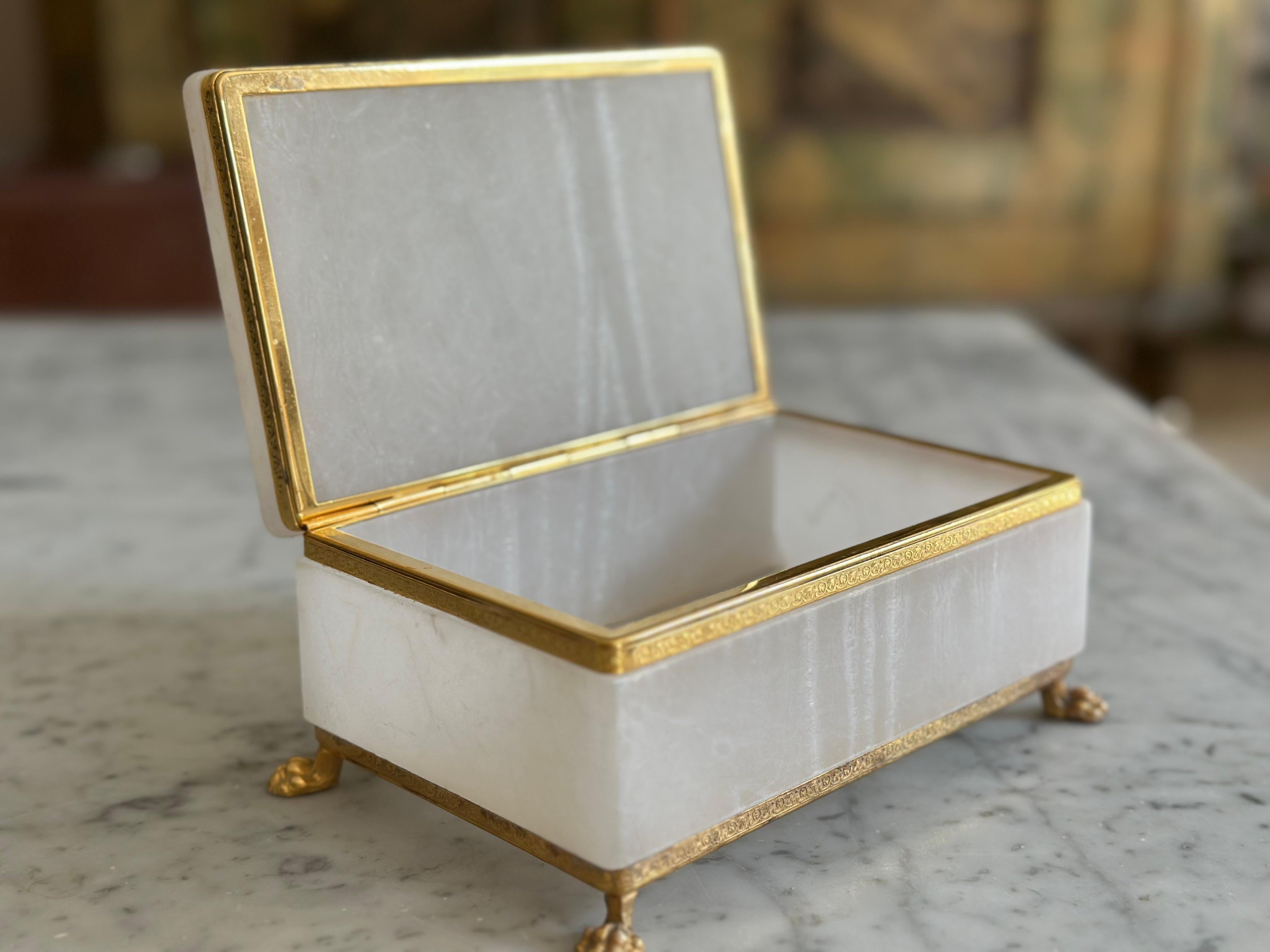 Italian Mid-Century White Marble Jewelry Box with Gilt Metal Mounts For Sale 4