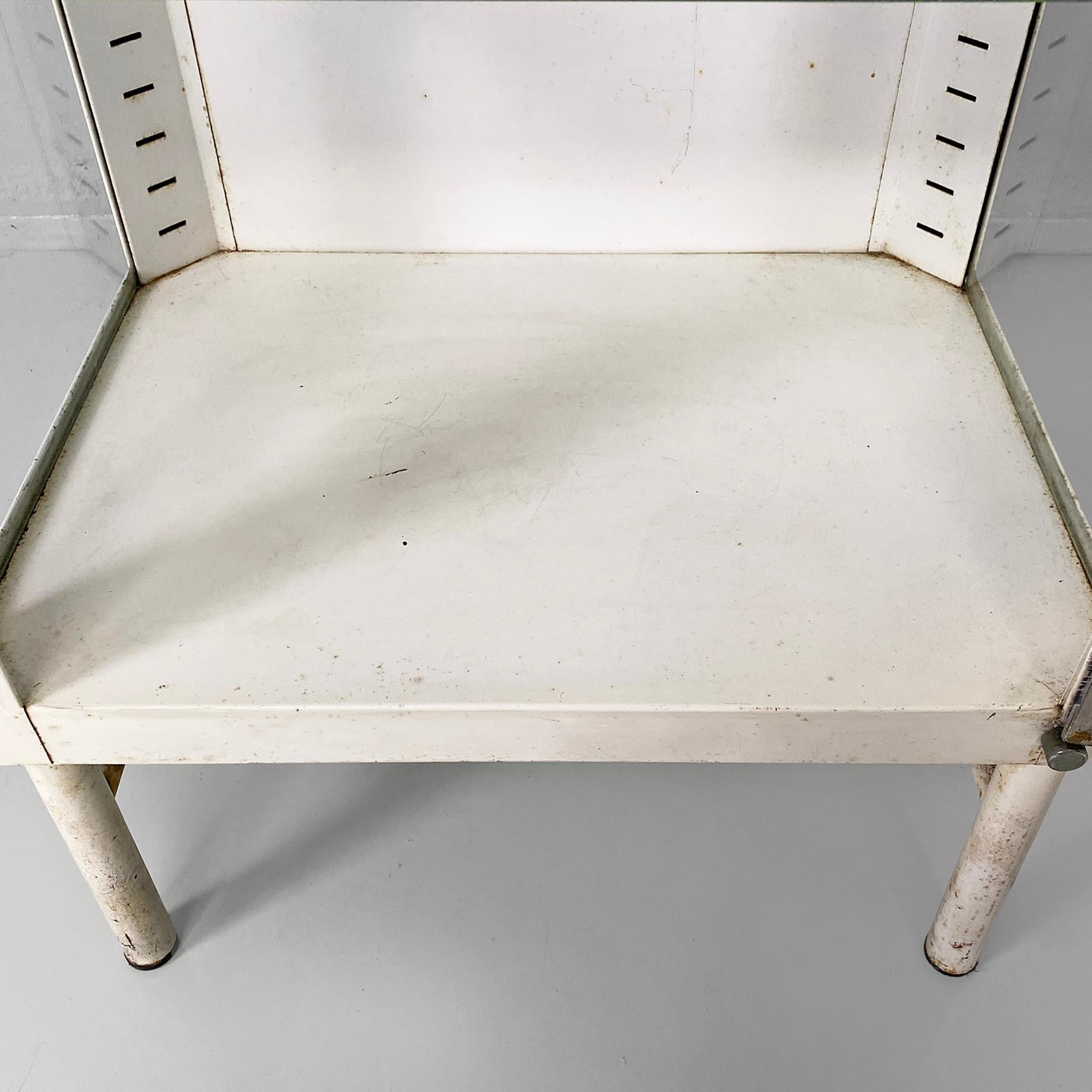 Italian mid-century white metal and glass old pharmacy display cabinet, 1950s (Moderne der Mitte des Jahrhunderts) im Angebot