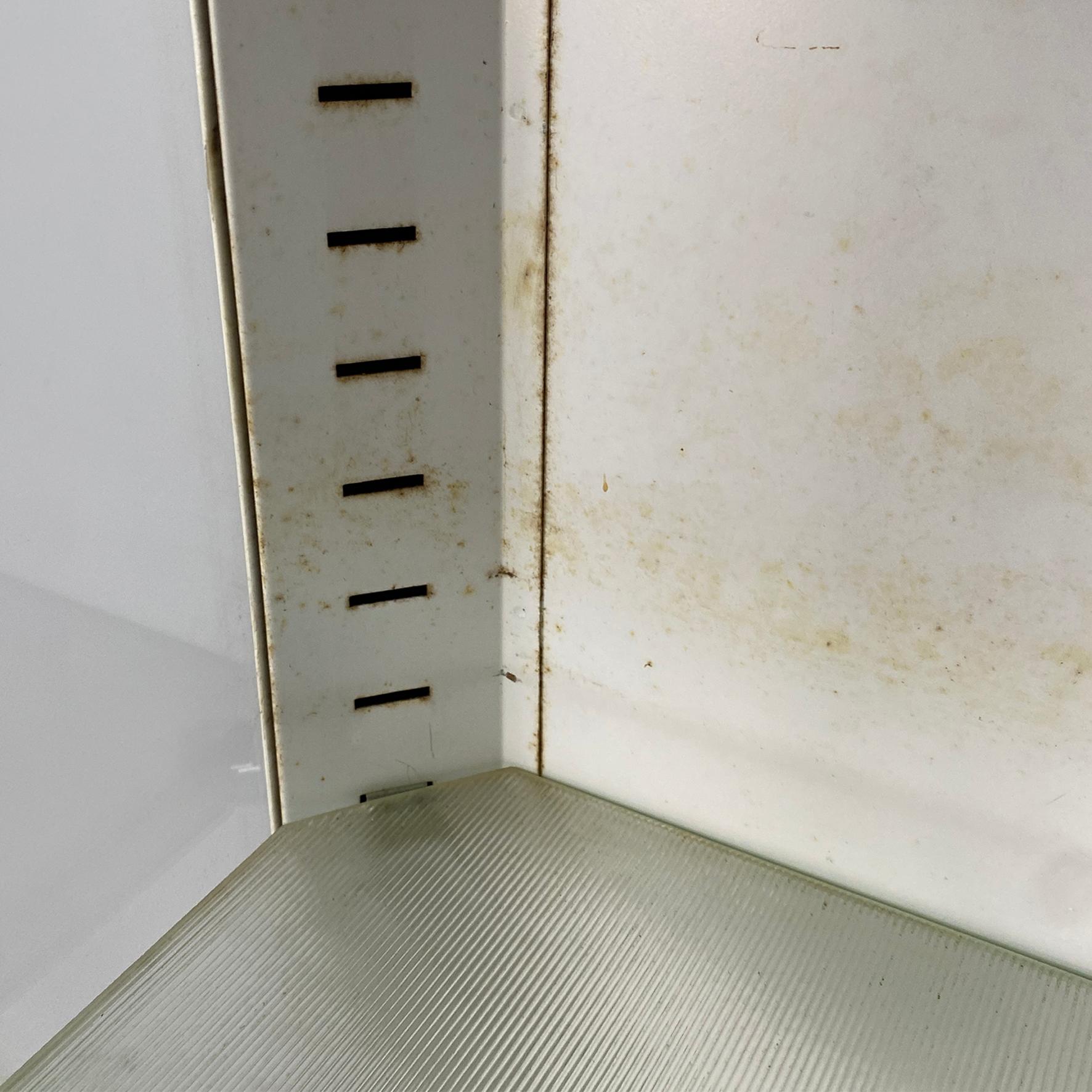Italian mid-century white metal and glass old pharmacy display cabinet, 1950s im Zustand „Gut“ im Angebot in MIlano, IT