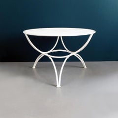 Table d'extérieur italienne en métal blanc du milieu du siècle avec plateau rond perforé:: années 1950