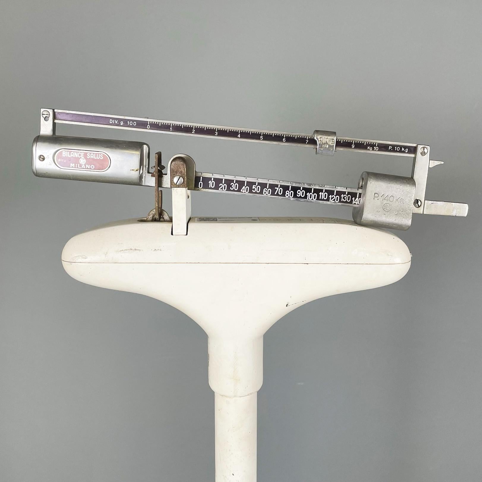 Italian Mid-Century White Metal Vertical Medical Scale by Salus, 1960s In Good Condition For Sale In MIlano, IT