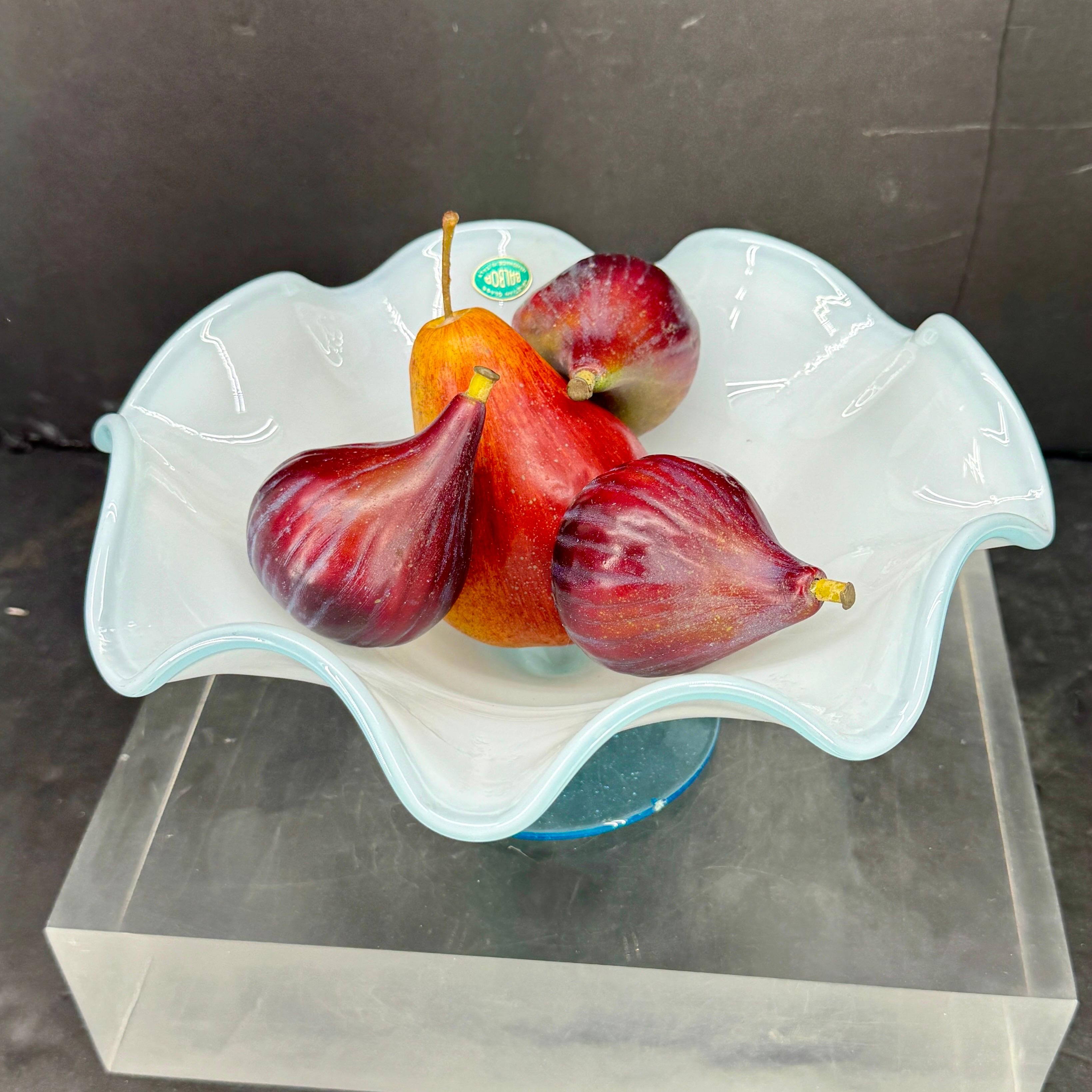 Scultura con fruttiera in opalina bianca della metà del secolo scorso in vendita 5