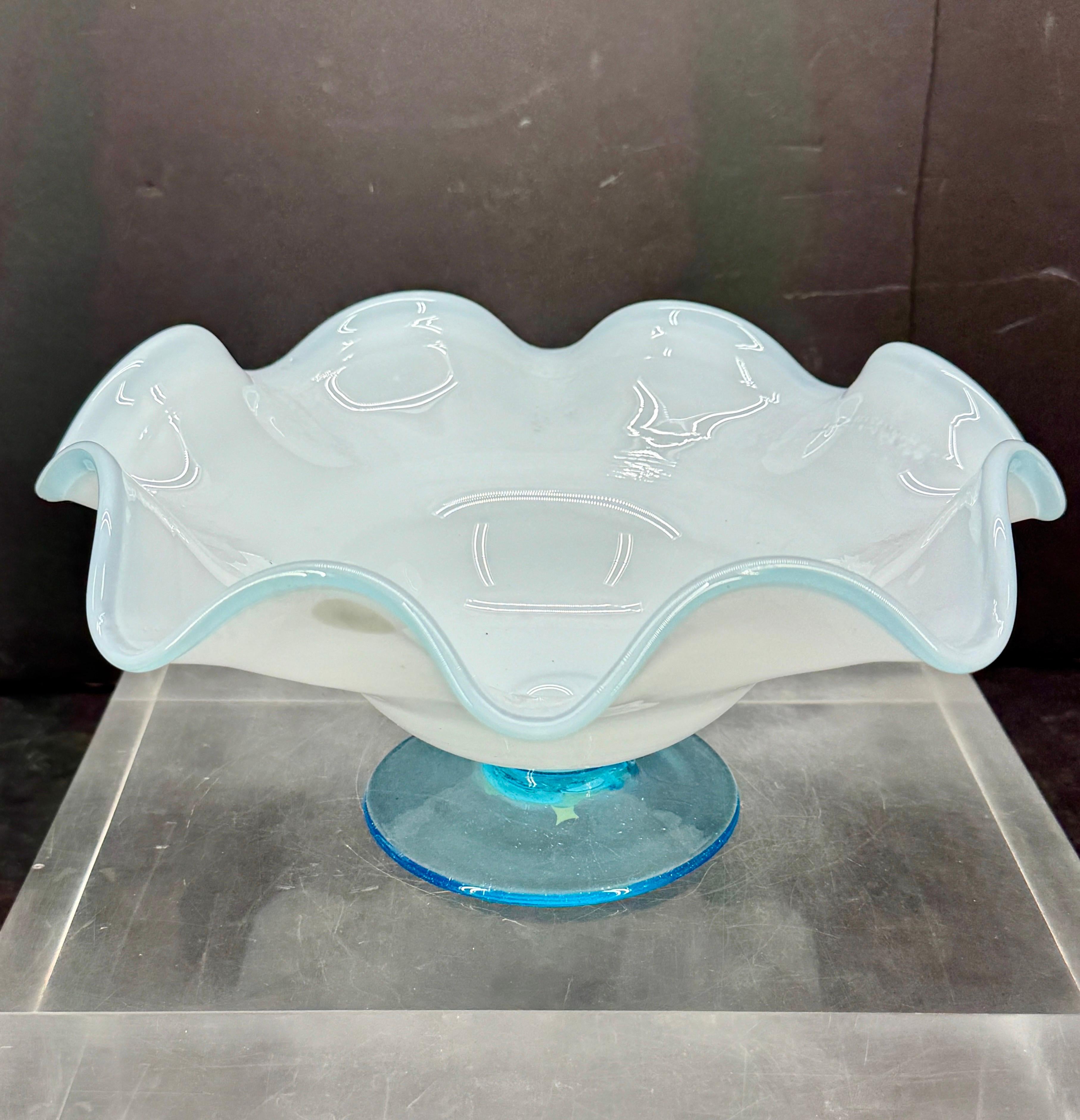 XX secolo Scultura con fruttiera in opalina bianca della metà del secolo scorso in vendita