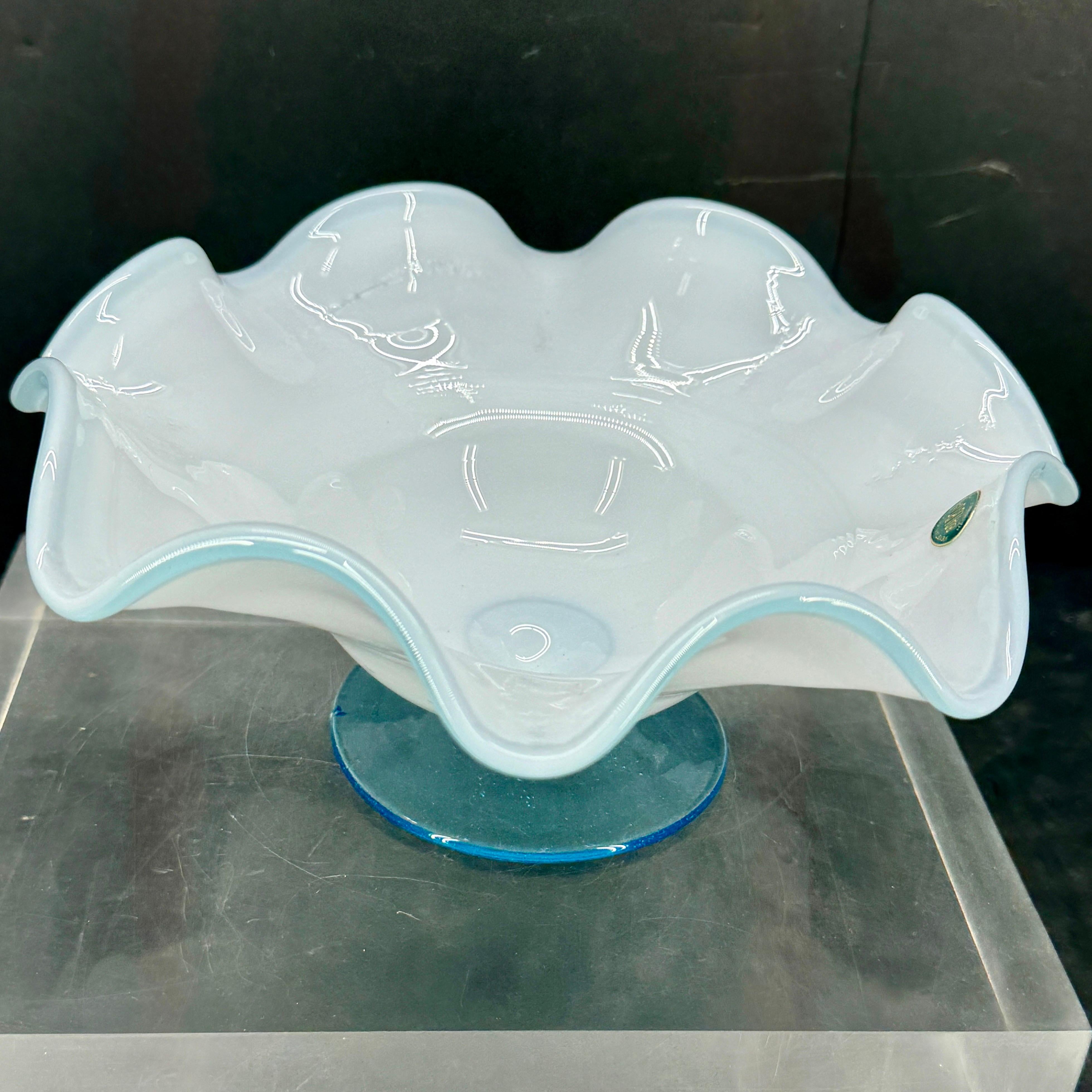 Vetro opalino Scultura con fruttiera in opalina bianca della metà del secolo scorso in vendita