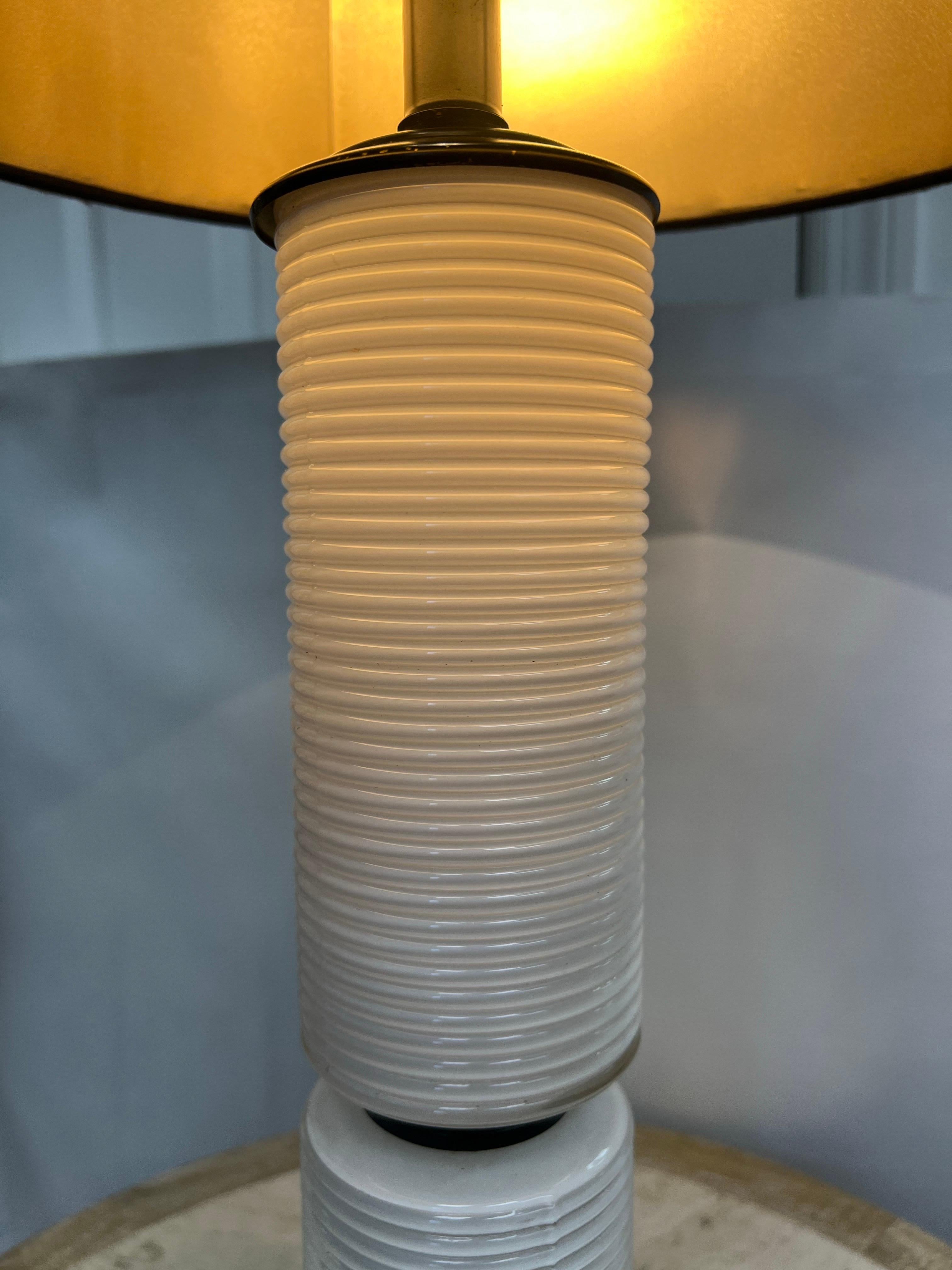 Lampe de bureau italienne du milieu du siècle dernier en verre opalin blanc côtelé en vente 5