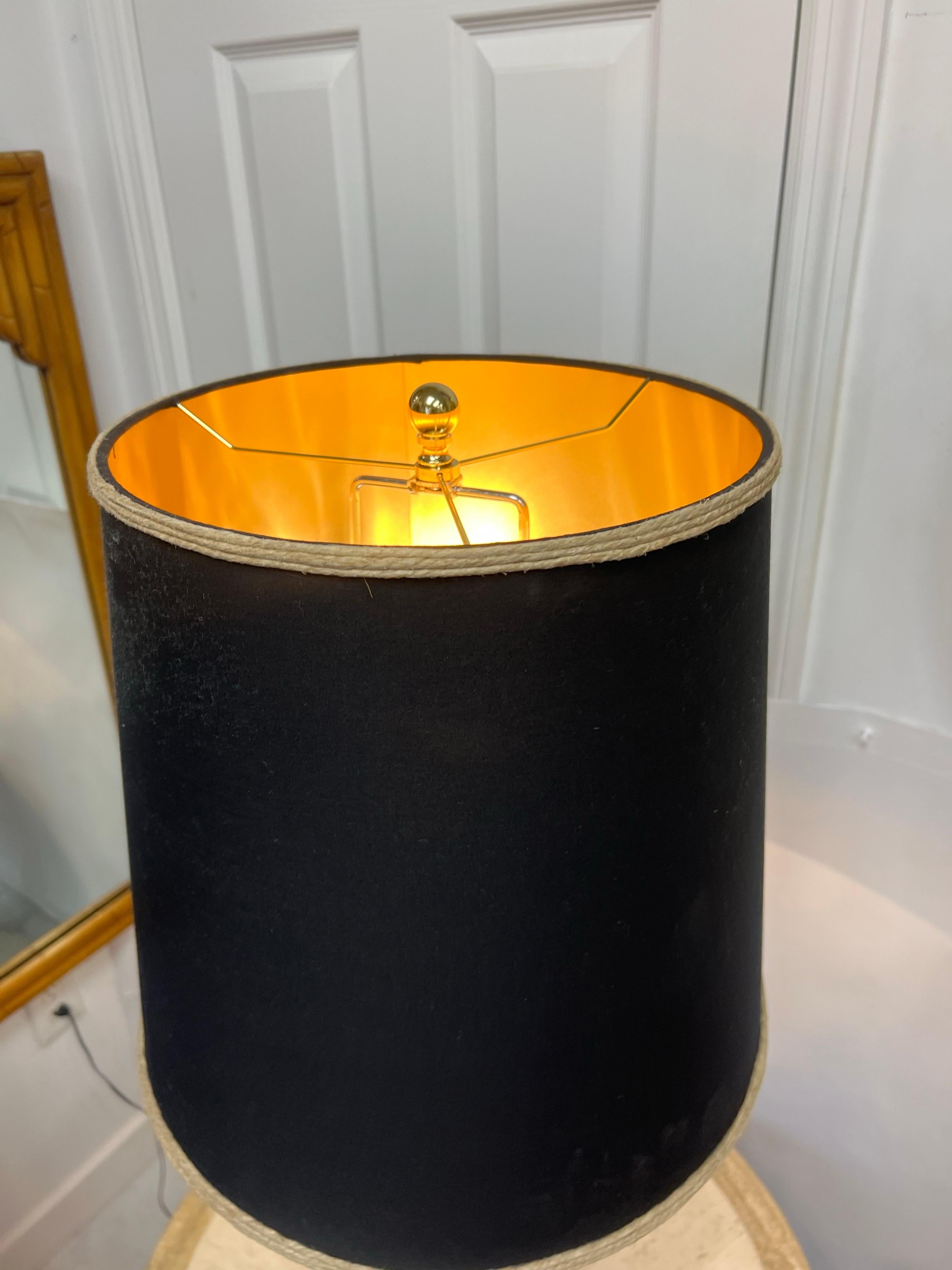 Lampe de bureau italienne du milieu du siècle dernier en verre opalin blanc côtelé en vente 6