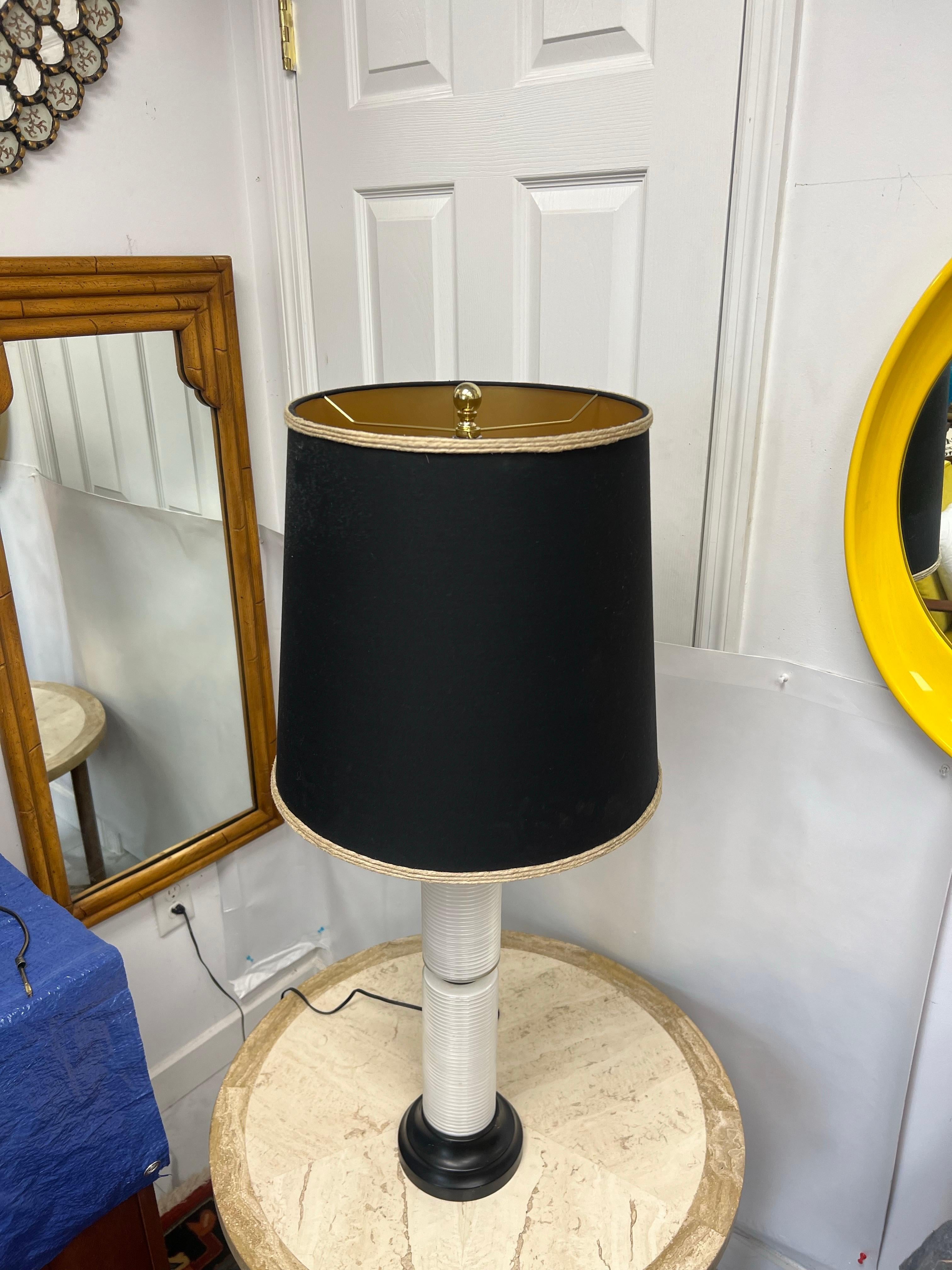 Lampe de table italienne du milieu du siècle en verre opalin strié blanc.  Abat-jour et épi de faîtage neufs.  Conserve l'autocollant d'origine 