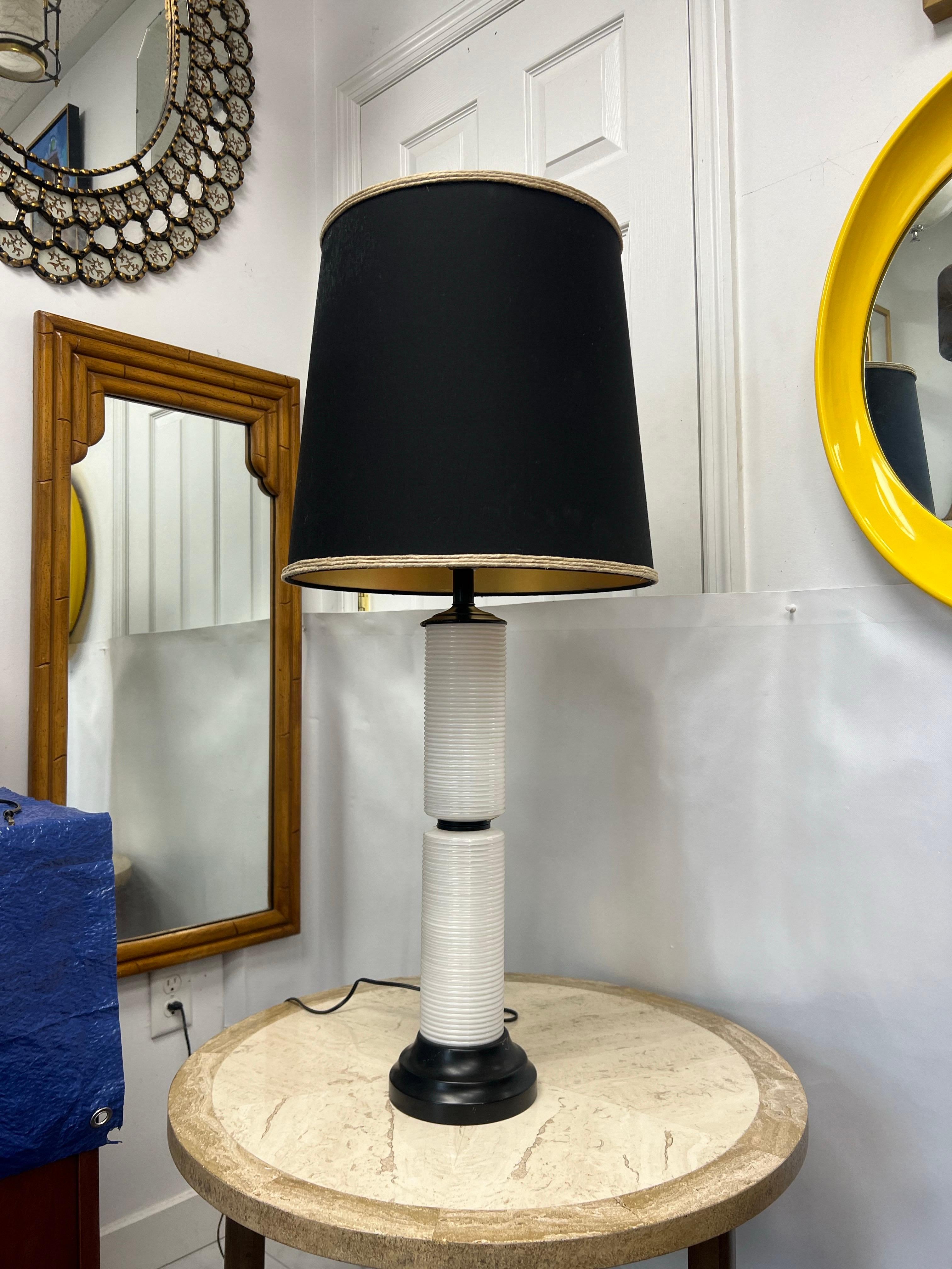 Mid-Century Modern Lampe de bureau italienne du milieu du siècle dernier en verre opalin blanc côtelé en vente