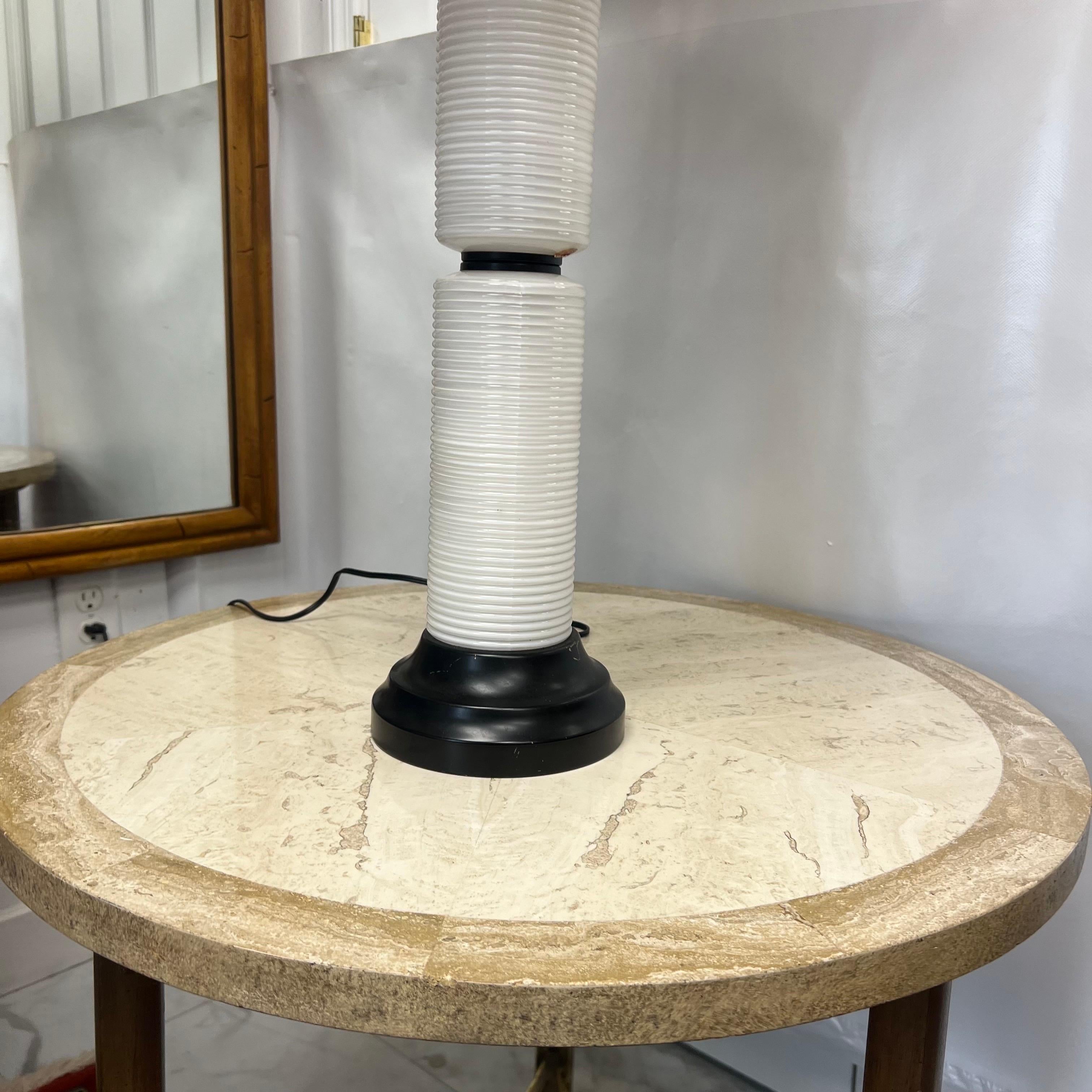 Lampe de bureau italienne du milieu du siècle dernier en verre opalin blanc côtelé Bon état - En vente à Charleston, SC