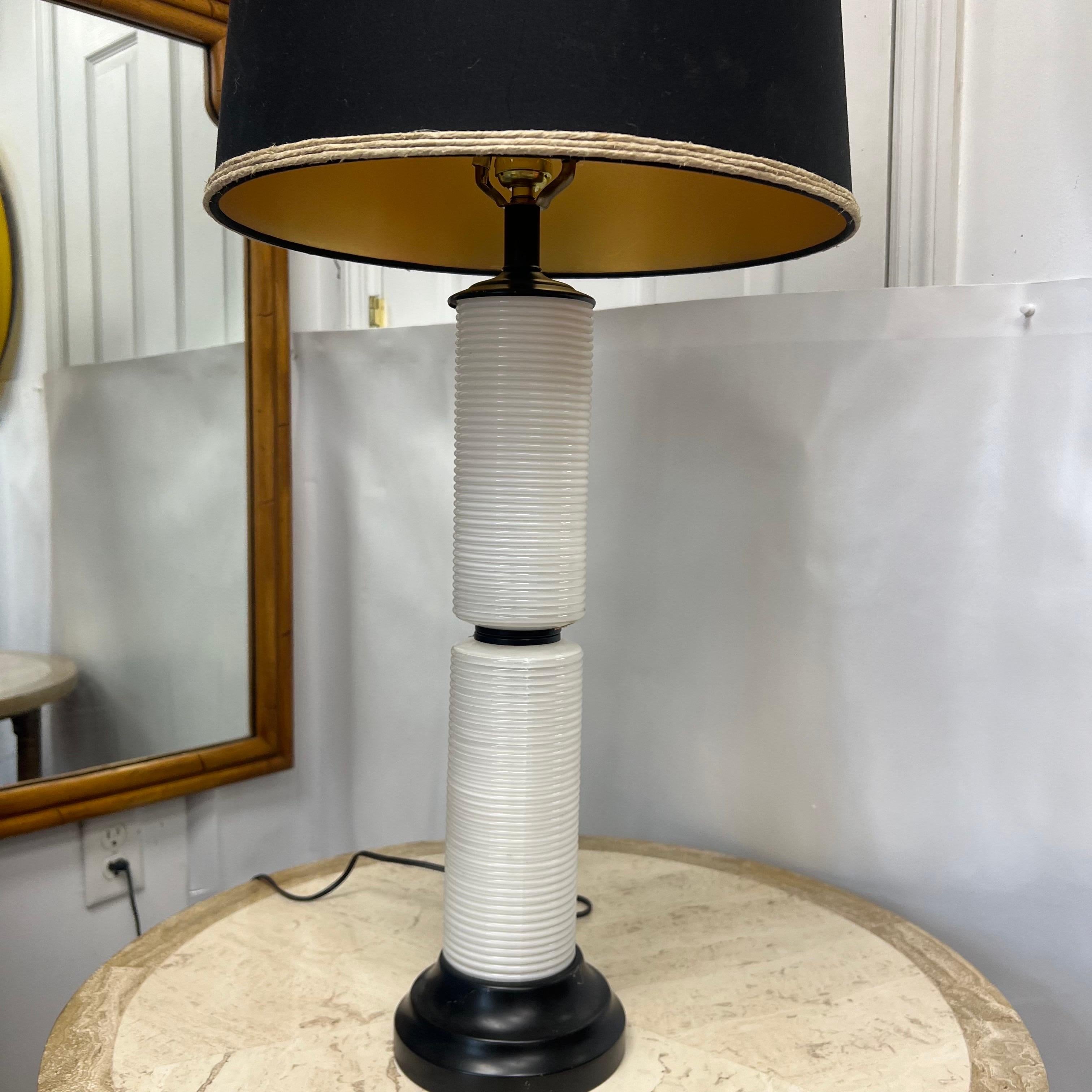 Milieu du XXe siècle Lampe de bureau italienne du milieu du siècle dernier en verre opalin blanc côtelé en vente