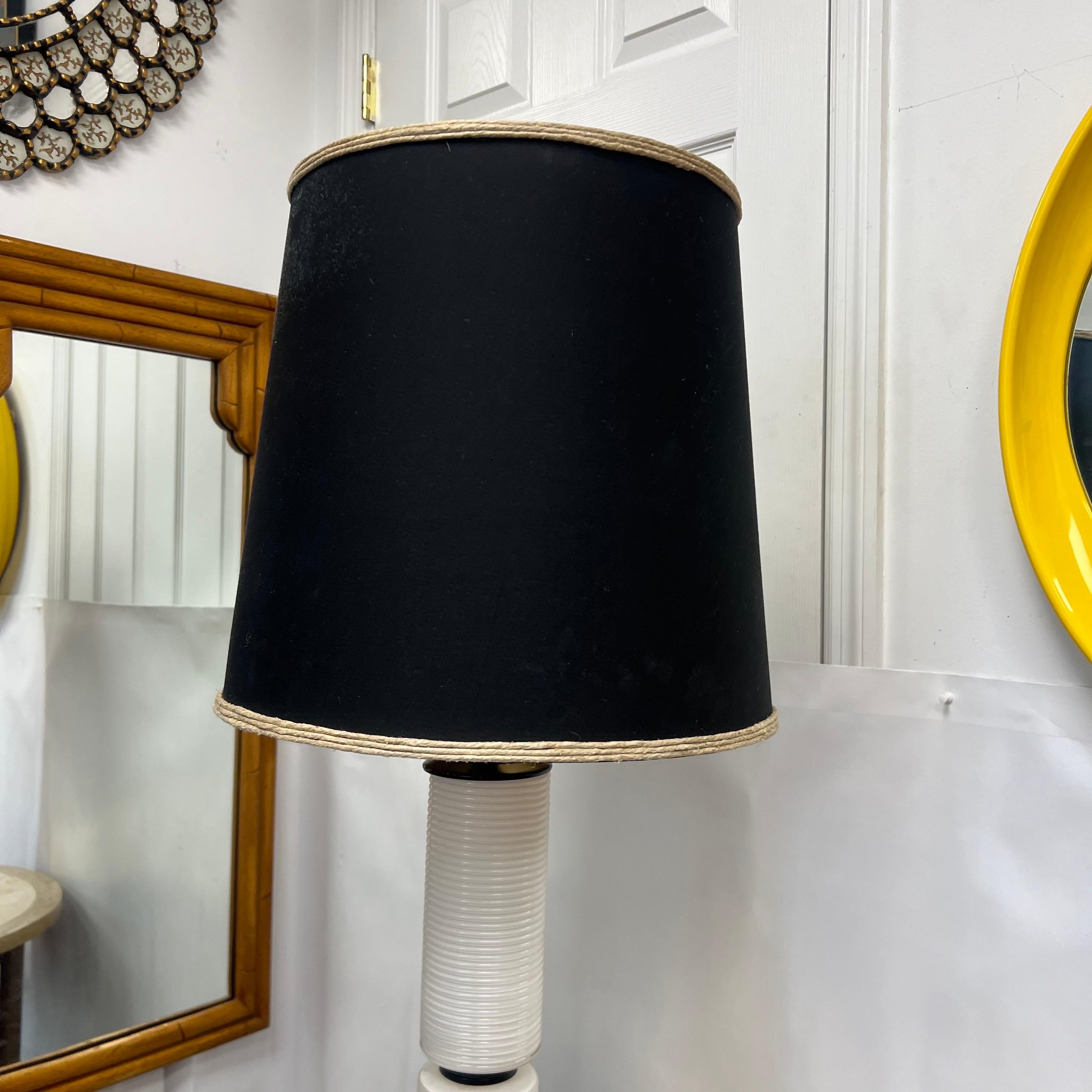 Verre opalin Lampe de bureau italienne du milieu du siècle dernier en verre opalin blanc côtelé en vente