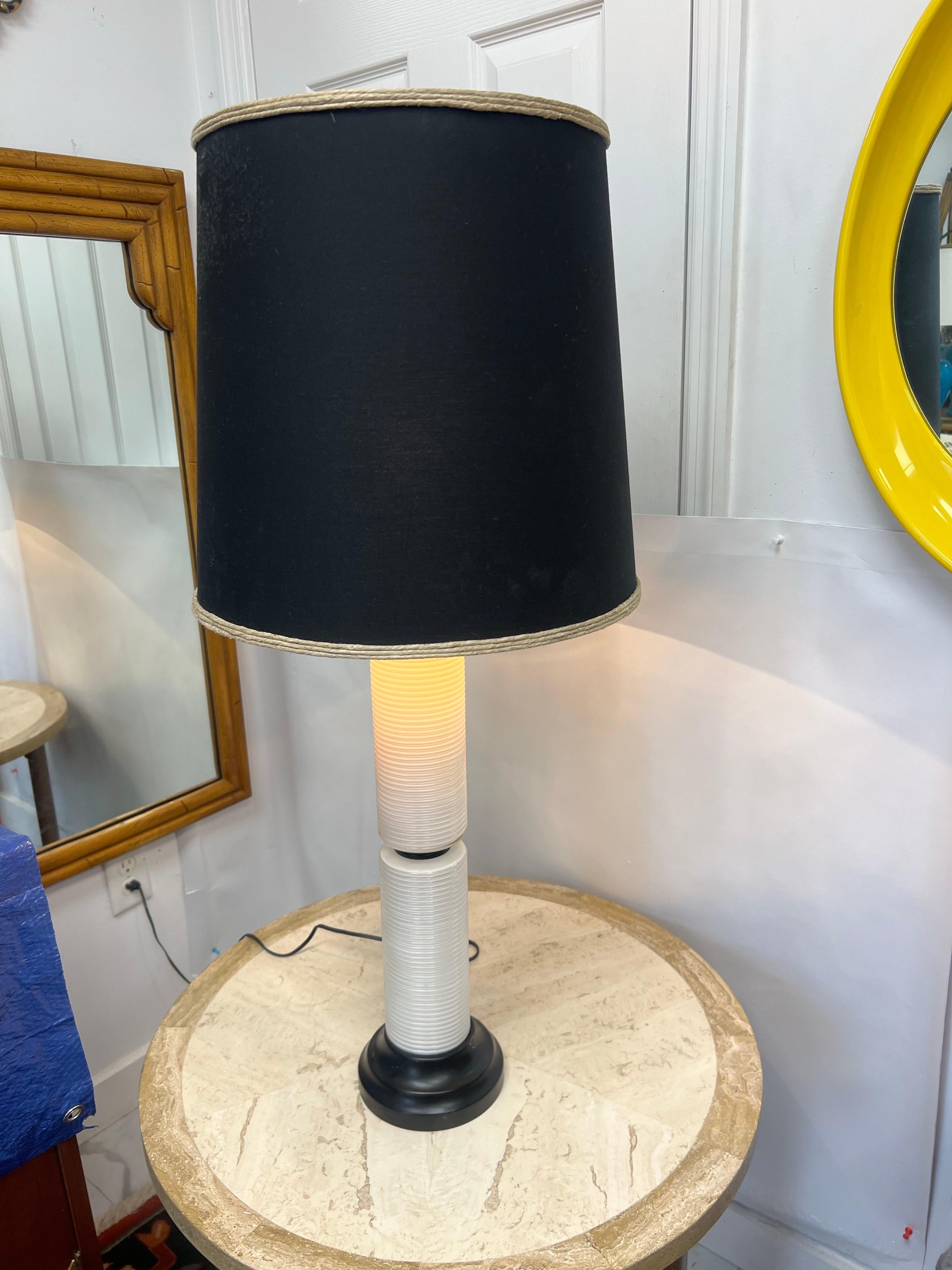 Lampe de bureau italienne du milieu du siècle dernier en verre opalin blanc côtelé en vente 1