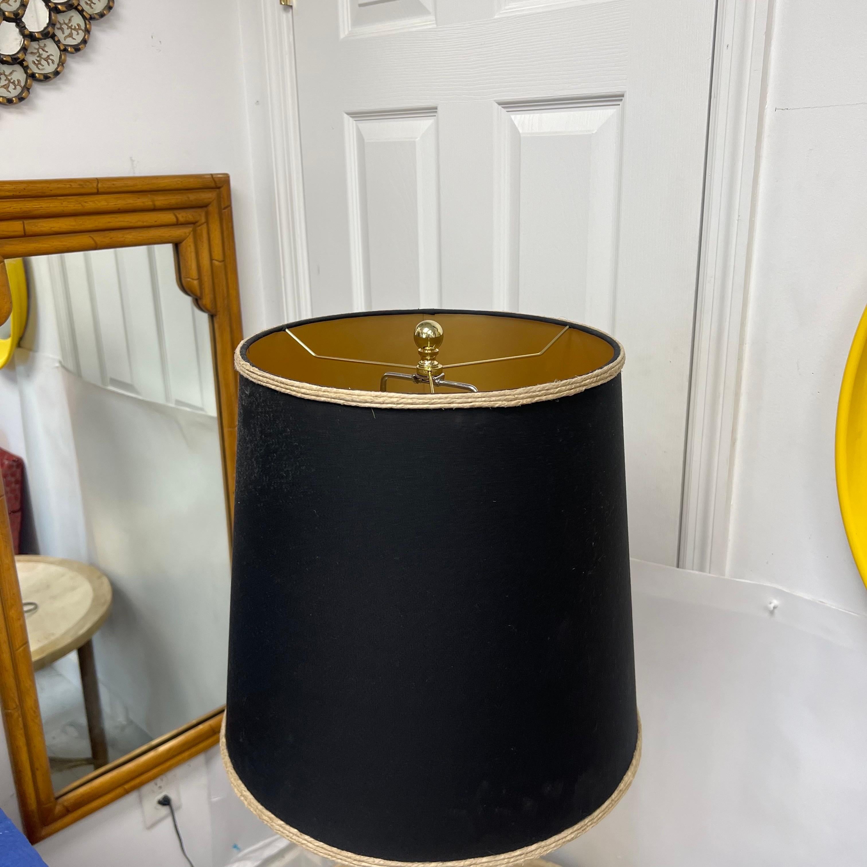 Lampe de bureau italienne du milieu du siècle dernier en verre opalin blanc côtelé en vente 2