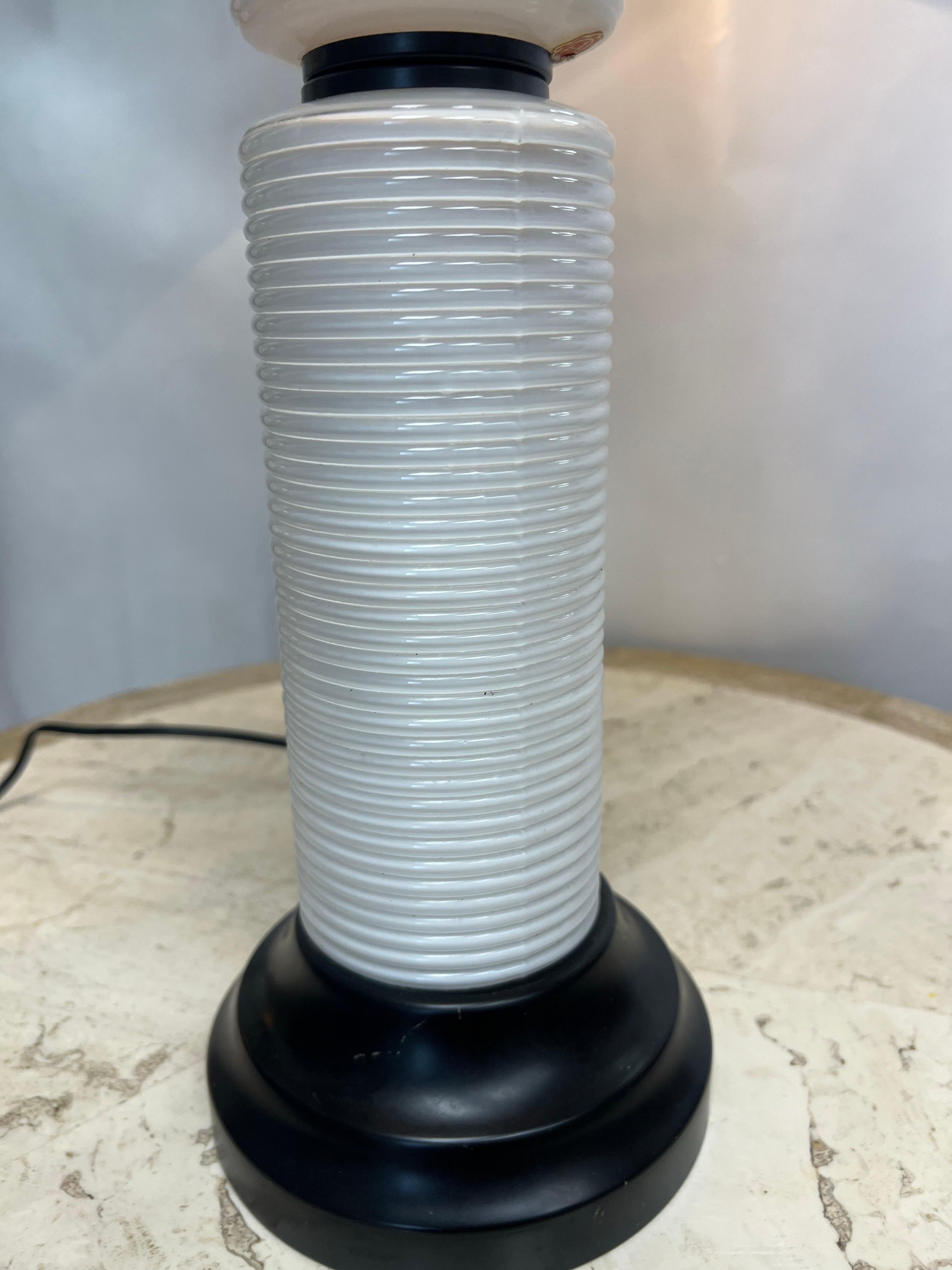 Lampe de bureau italienne du milieu du siècle dernier en verre opalin blanc côtelé en vente 3