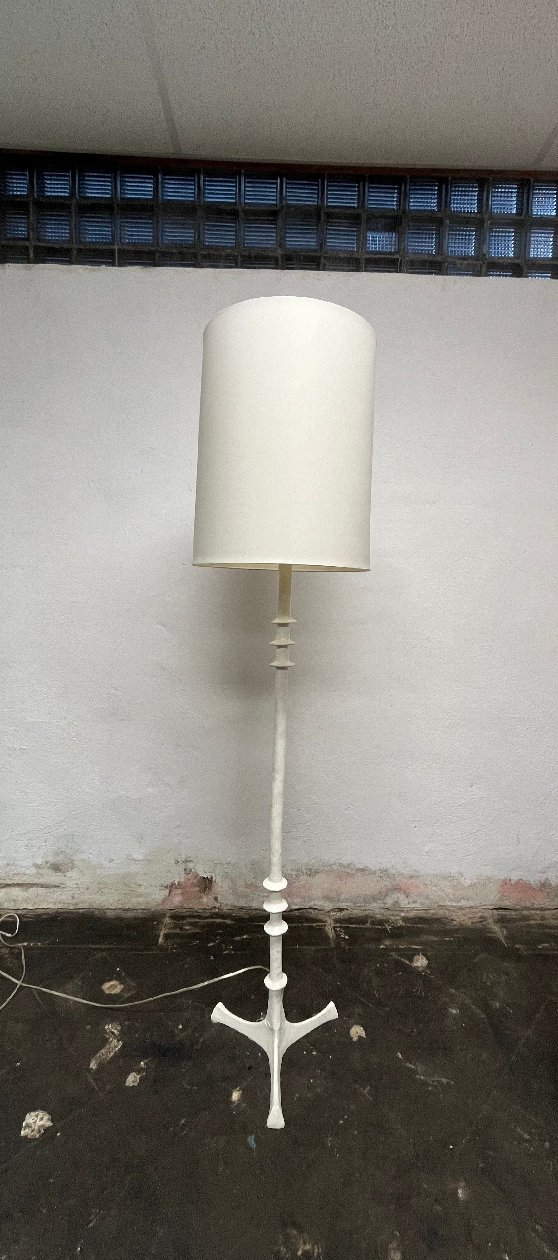 Lampadaire de style milieu de siècle avec des poteaux tournés peints en blanc se terminant par une base à trois pieds à la manière de GIACOMETTI.
Très lourd.
En bordure de route vers NYC/Philly $450