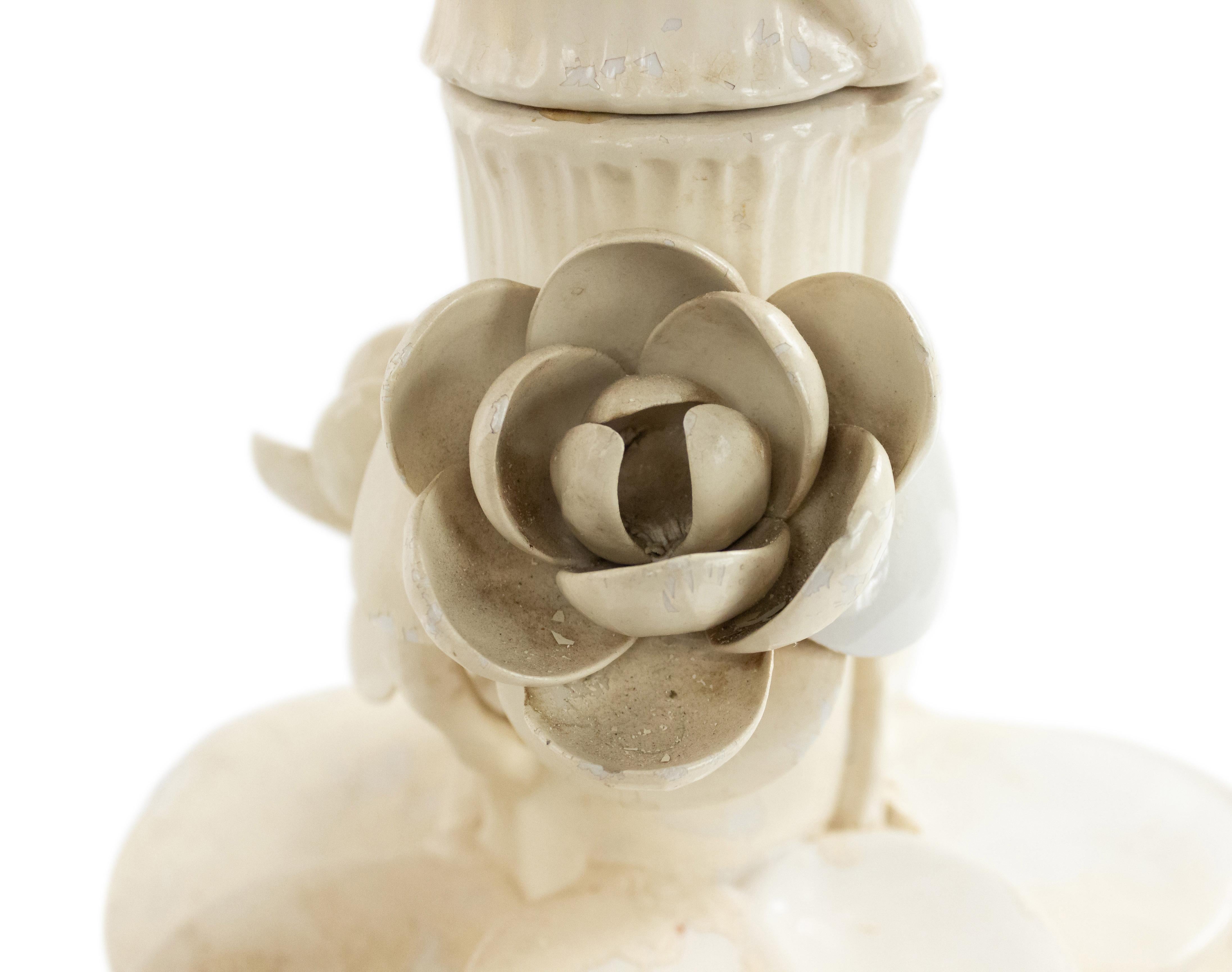 Lampe de bureau italienne à fleurs en porcelaine blanche du mi-siècle moderne en vente 3