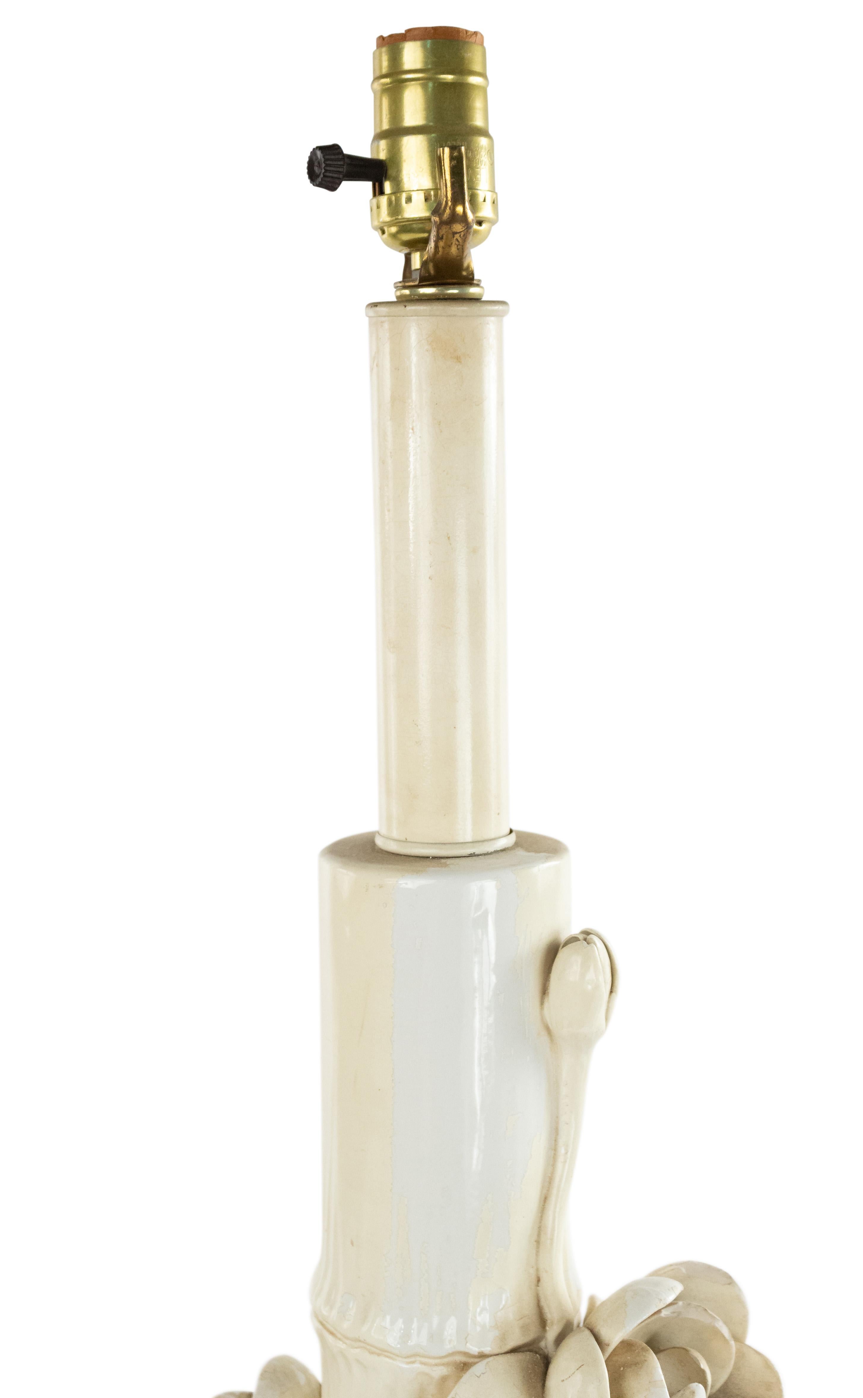 Mid-Century Modern Lampe de bureau italienne à fleurs en porcelaine blanche du mi-siècle moderne en vente