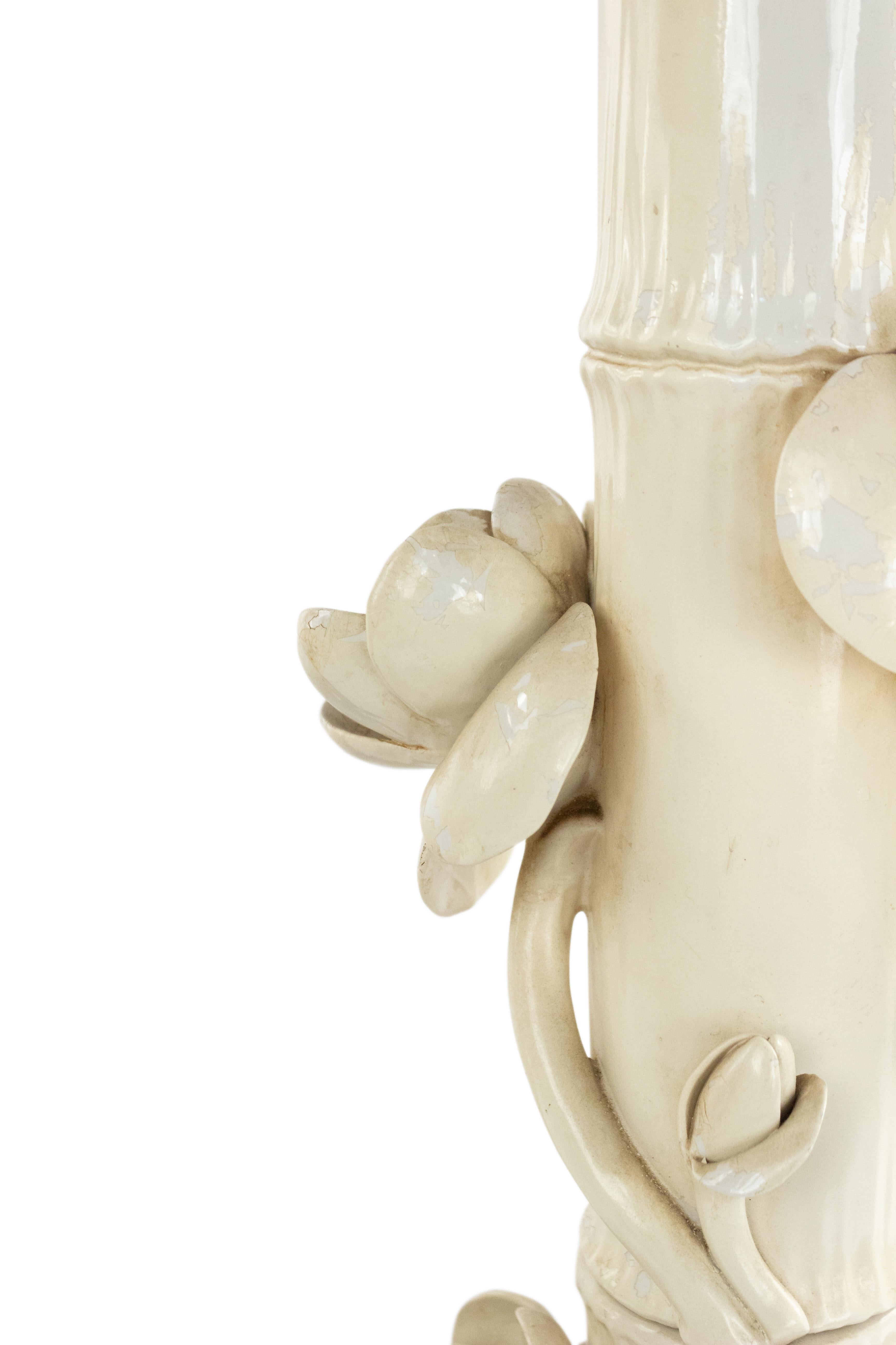 Peint à la main Lampe de bureau italienne à fleurs en porcelaine blanche du mi-siècle moderne en vente