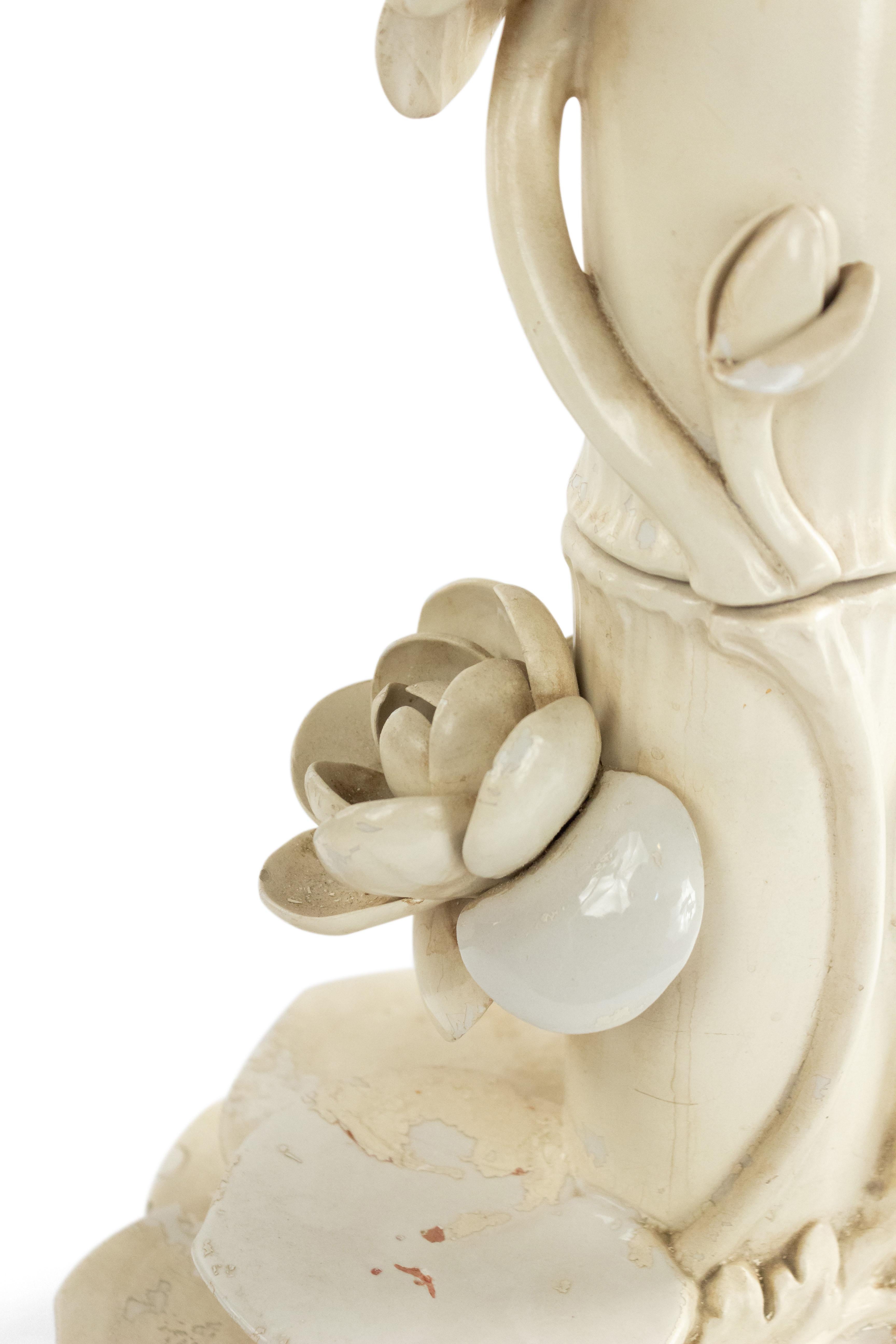Lampe de bureau italienne à fleurs en porcelaine blanche du mi-siècle moderne Bon état - En vente à Queens, NY
