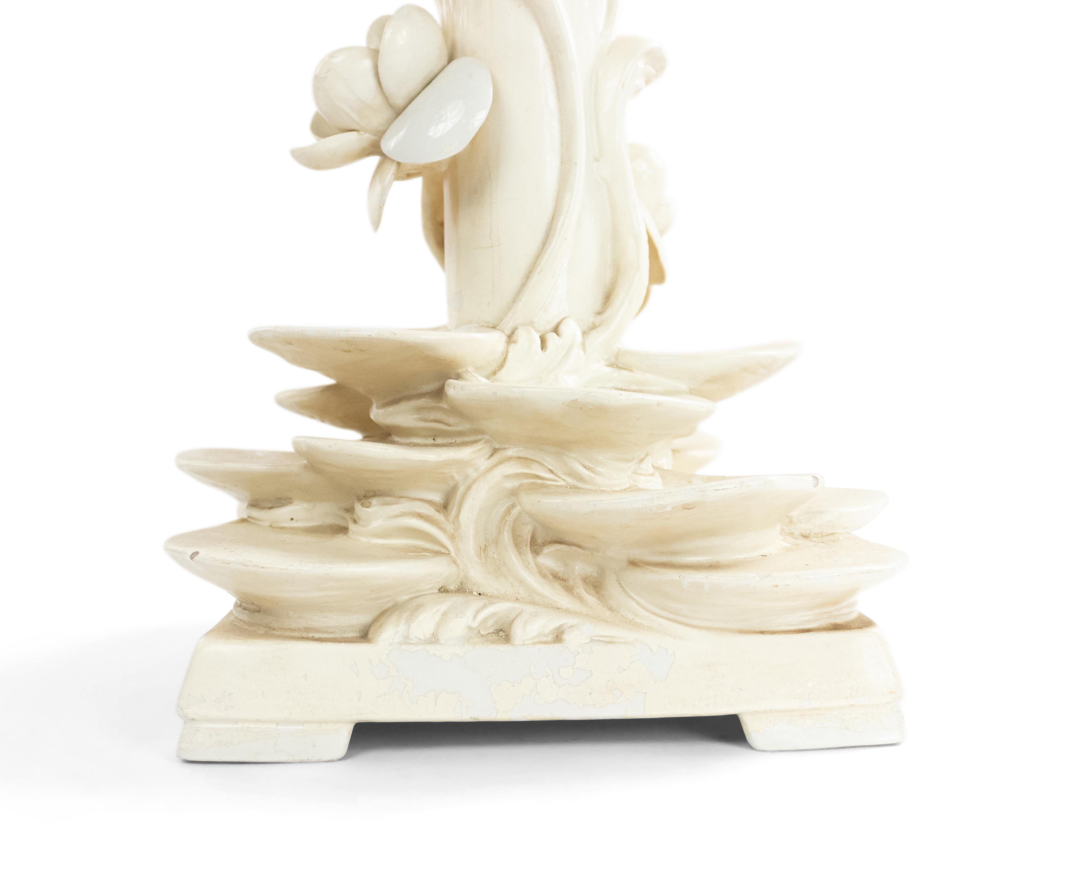 Porcelaine Lampe de bureau italienne à fleurs en porcelaine blanche du mi-siècle moderne en vente