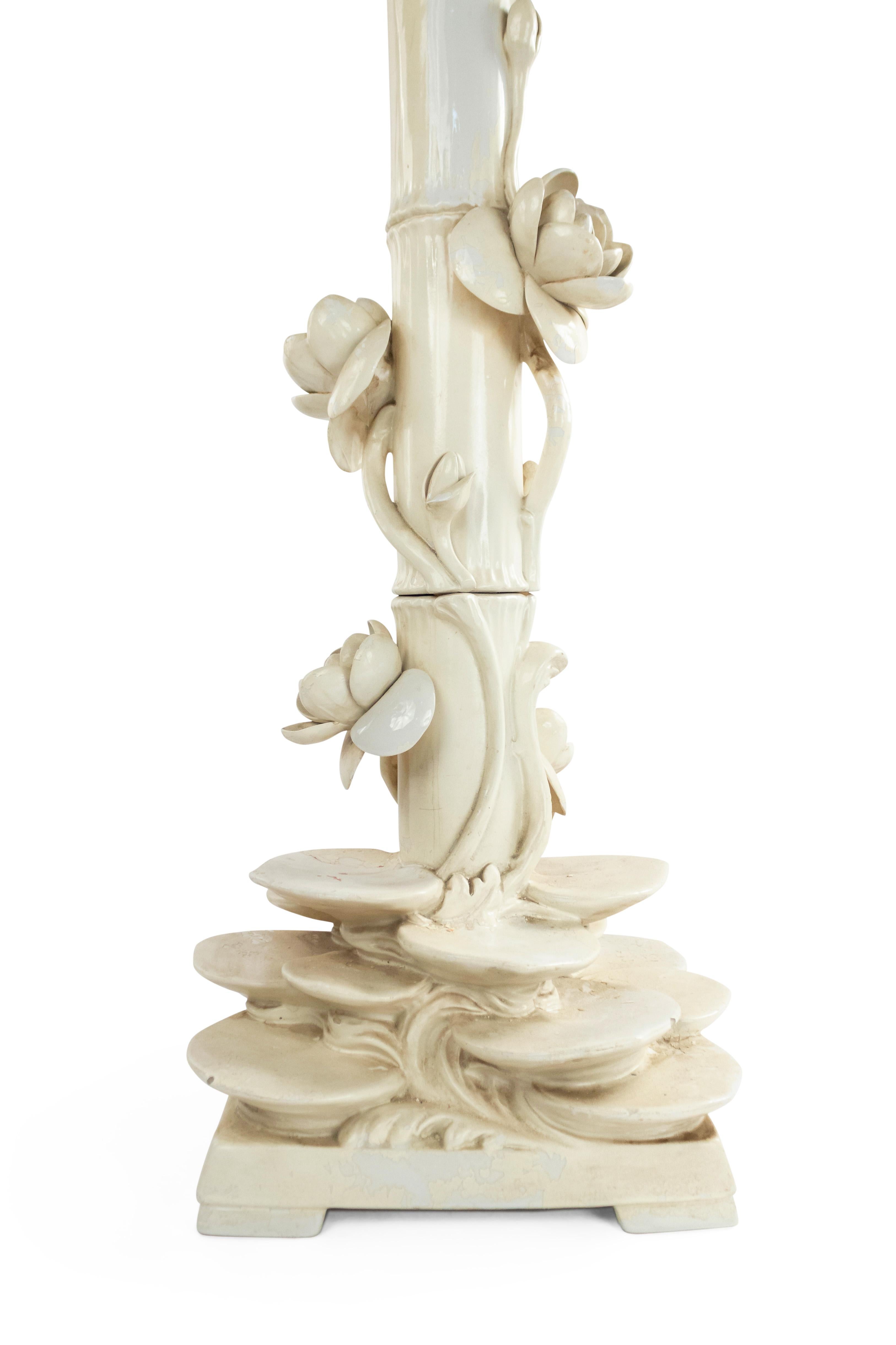 Lampe de bureau italienne à fleurs en porcelaine blanche du mi-siècle moderne en vente 1