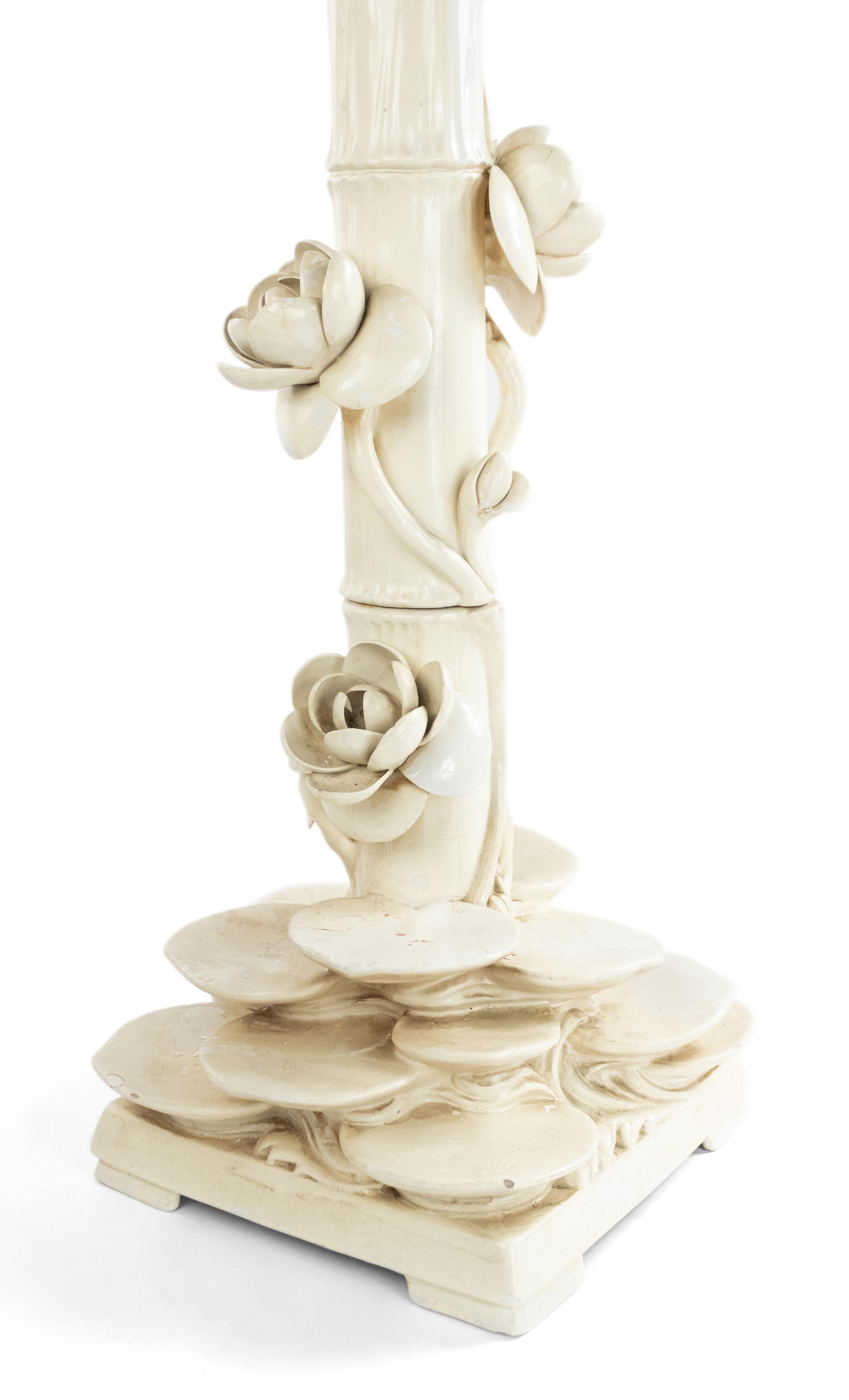 Lampe de bureau italienne à fleurs en porcelaine blanche du mi-siècle moderne en vente 2