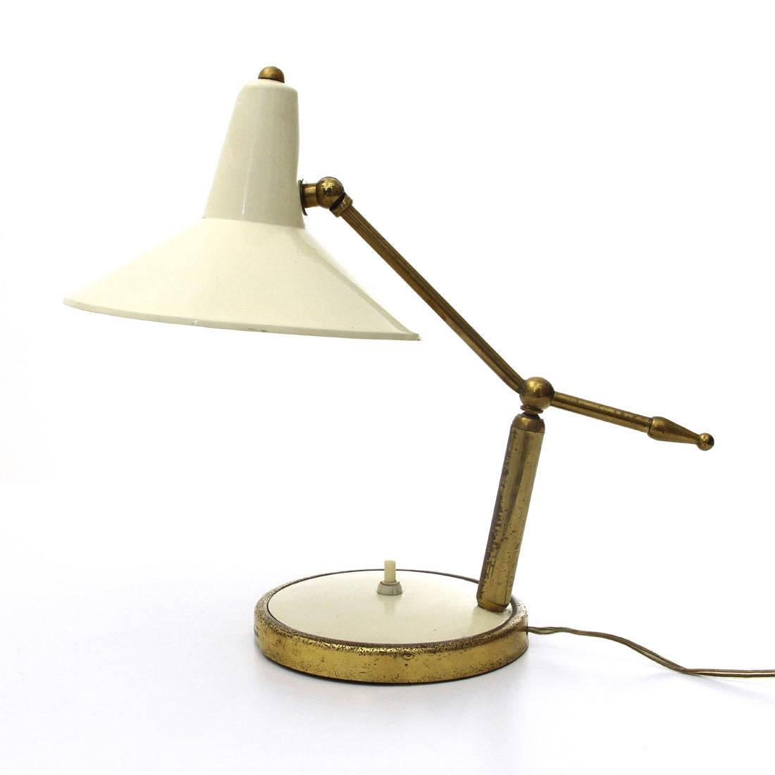 Table lamp of Italian manufacture produced in the 50s.
Circular base in brass and white painted metal.
Adjustable brass arm and white painted aluminum diffuser.
Power button on the base.
Good general conditions, some signs due to normal use over