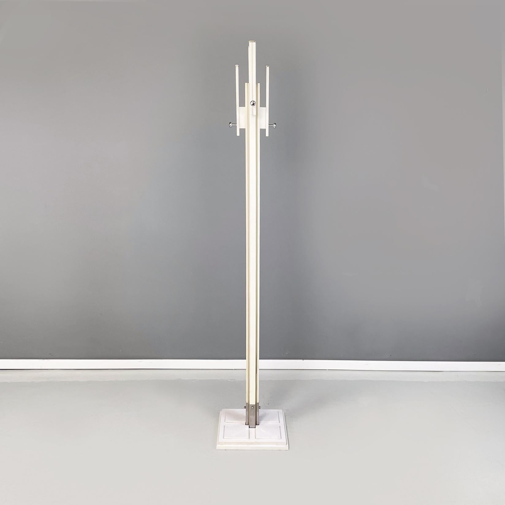 Italian mid-century white wood metal Coat stand by Carlo de Carli for Fiarm, 1960s
Coat stand with square base in white painted wood and metal. In the upper part it has 4 metal hooks with different heights. The central structure is made up of a