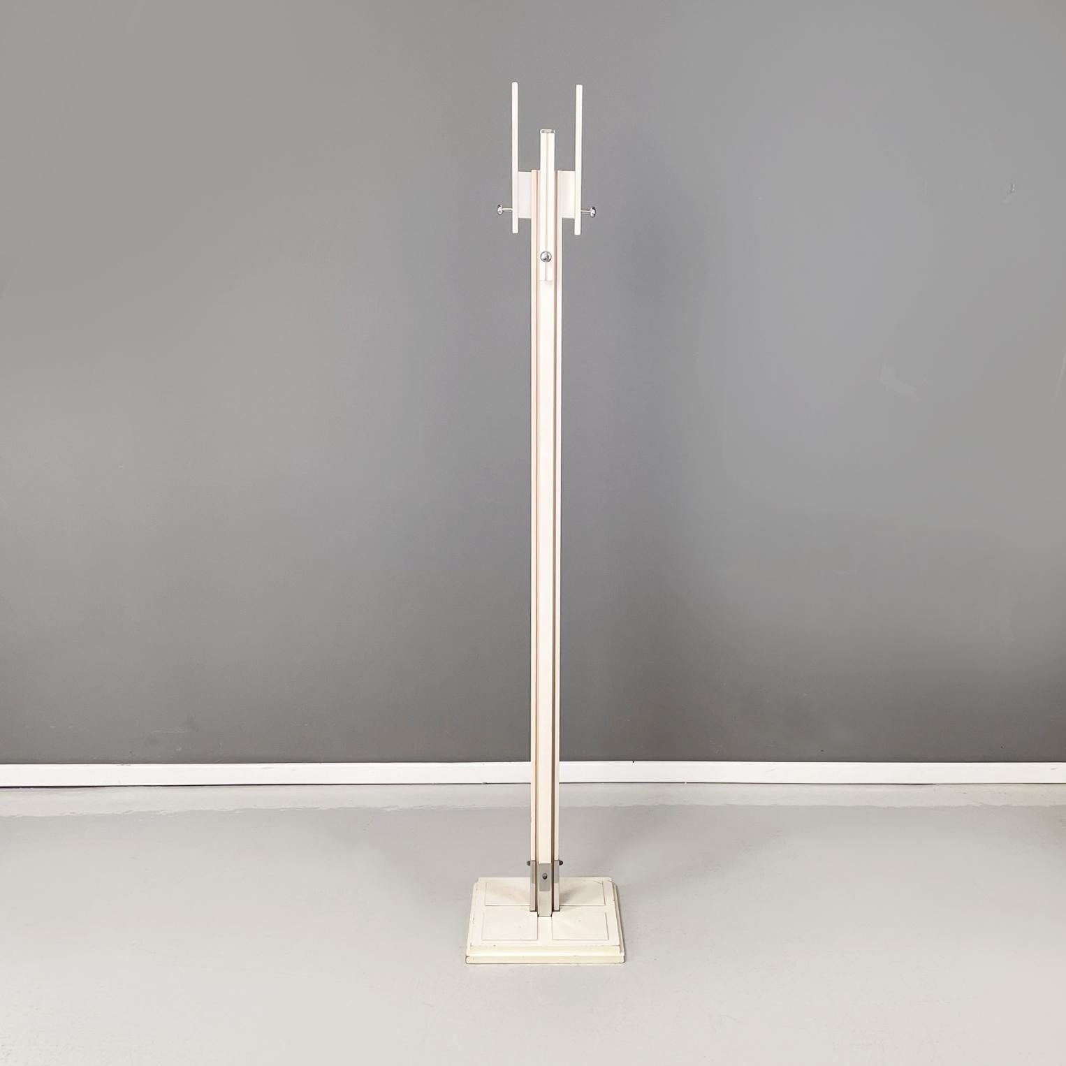 Italian midcentury white wood metal Coat stand by Carlo de Carli for Fiarm, 1960s
Coat stand with square base in white painted wood and metal. In the upper part it has 4 metal hooks with different heights. The central structure is made up of a