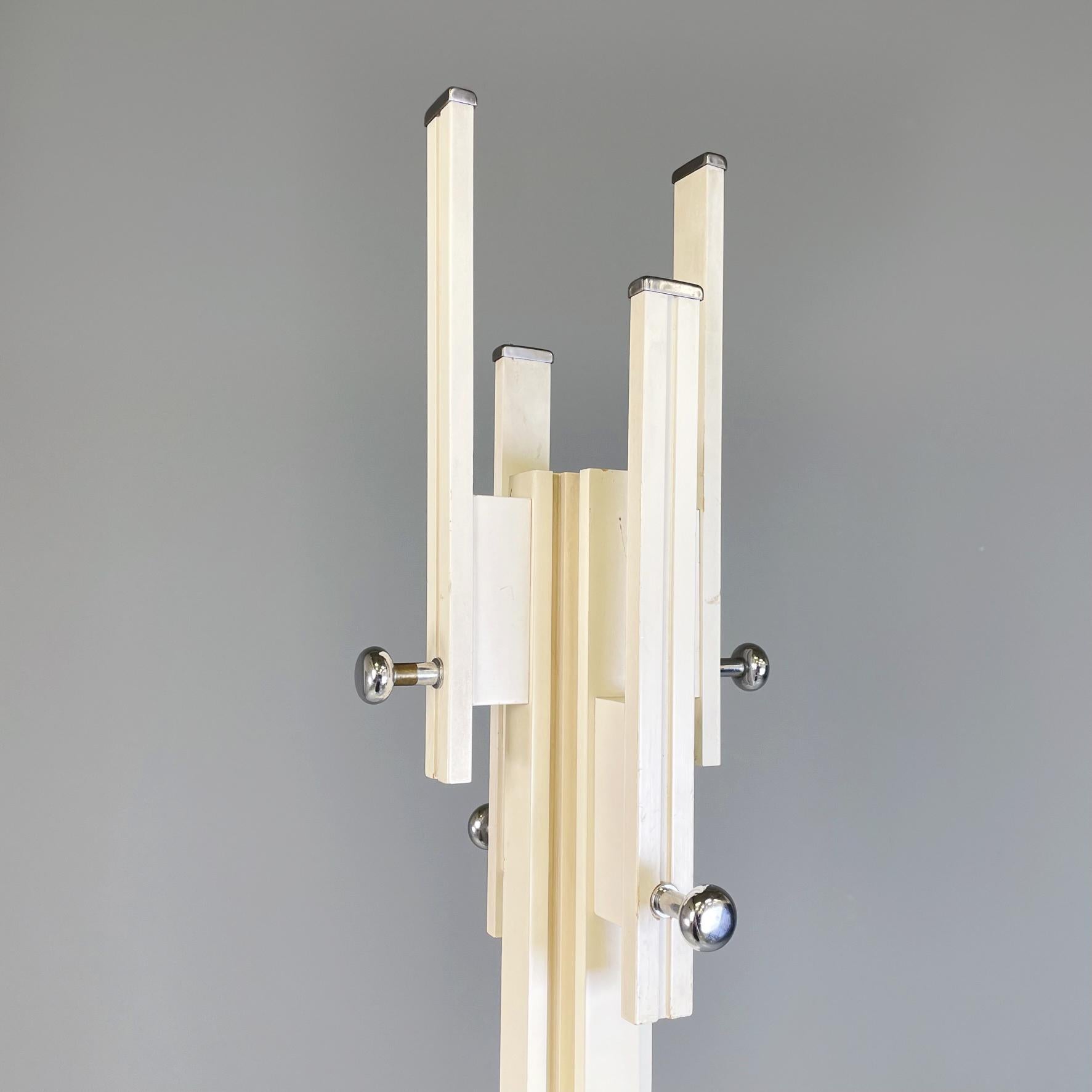 Italian Midcentury White Wood Metal Coat Stand by Carlo de Carli for Fiarm, 1960 In Good Condition For Sale In MIlano, IT