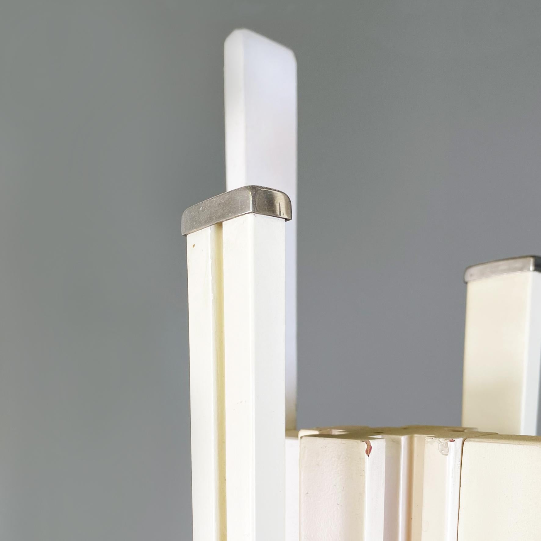 Metà XX secolo Appendiabiti italiano del Medioevo in legno bianco e metallo di Carlo De Carli per Fiarm, 1960 in vendita