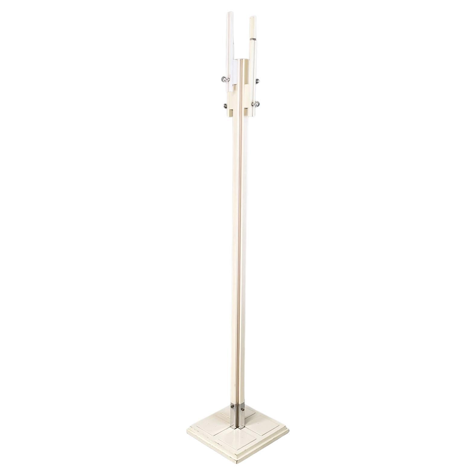 Appendiabiti italiano del Medioevo in legno bianco e metallo di Carlo De Carli per Fiarm, 1960 in vendita