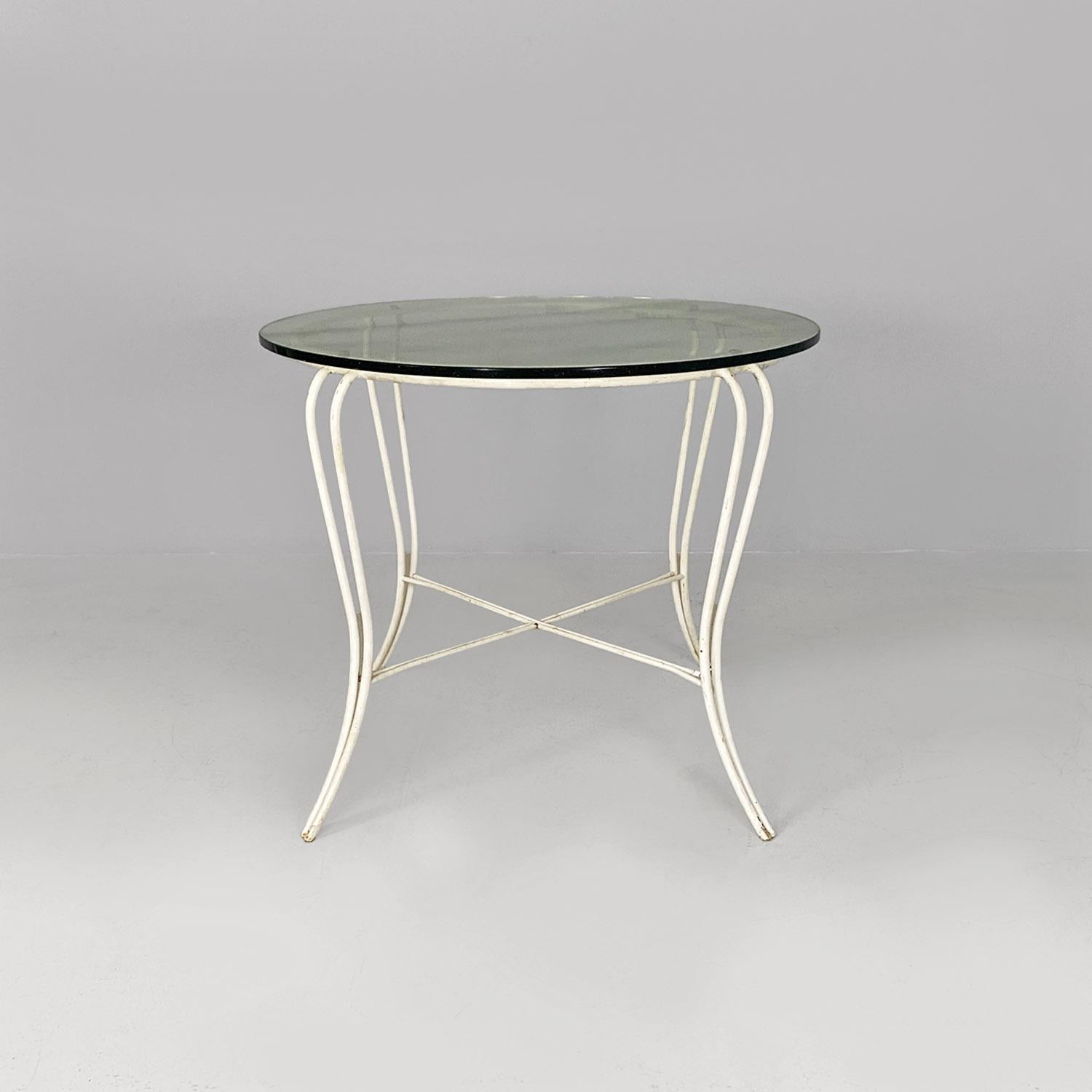 Table de jardin italienne du milieu du siècle en fer forgé blanc et en verre, années 1960.
Table de salle à manger d'extérieur, mais également adaptée à un usage domestique et intérieur, avec structure entièrement en fer forgé peint en blanc, avec