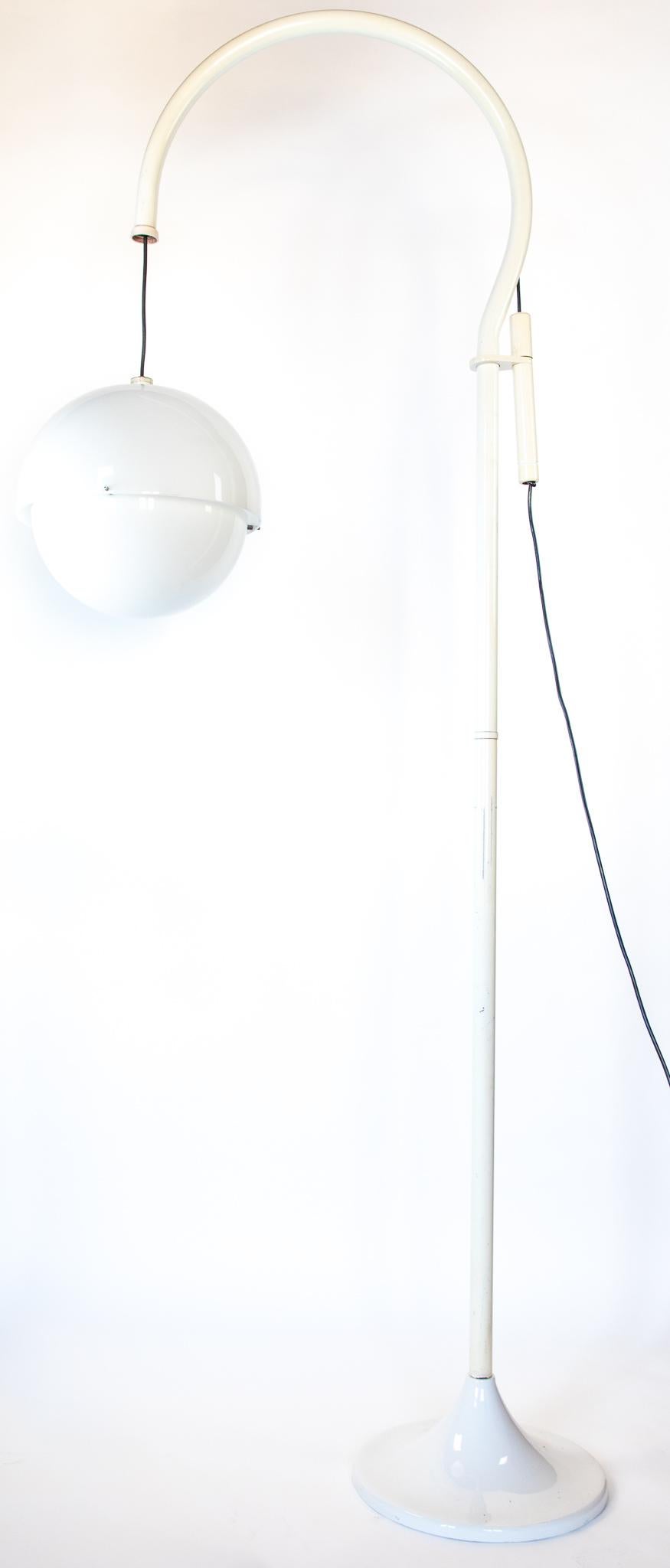  Mid-Century Modern XL Floor Lamp by Luigi Bandini Buti for Kartell, Italy 1970s.

Designed by Luigi Bandindi Buti for Kartell, this large Mid-Century Modern Italian floor lamp is a true iconic piece of the late 1960s made from lacquered metal and