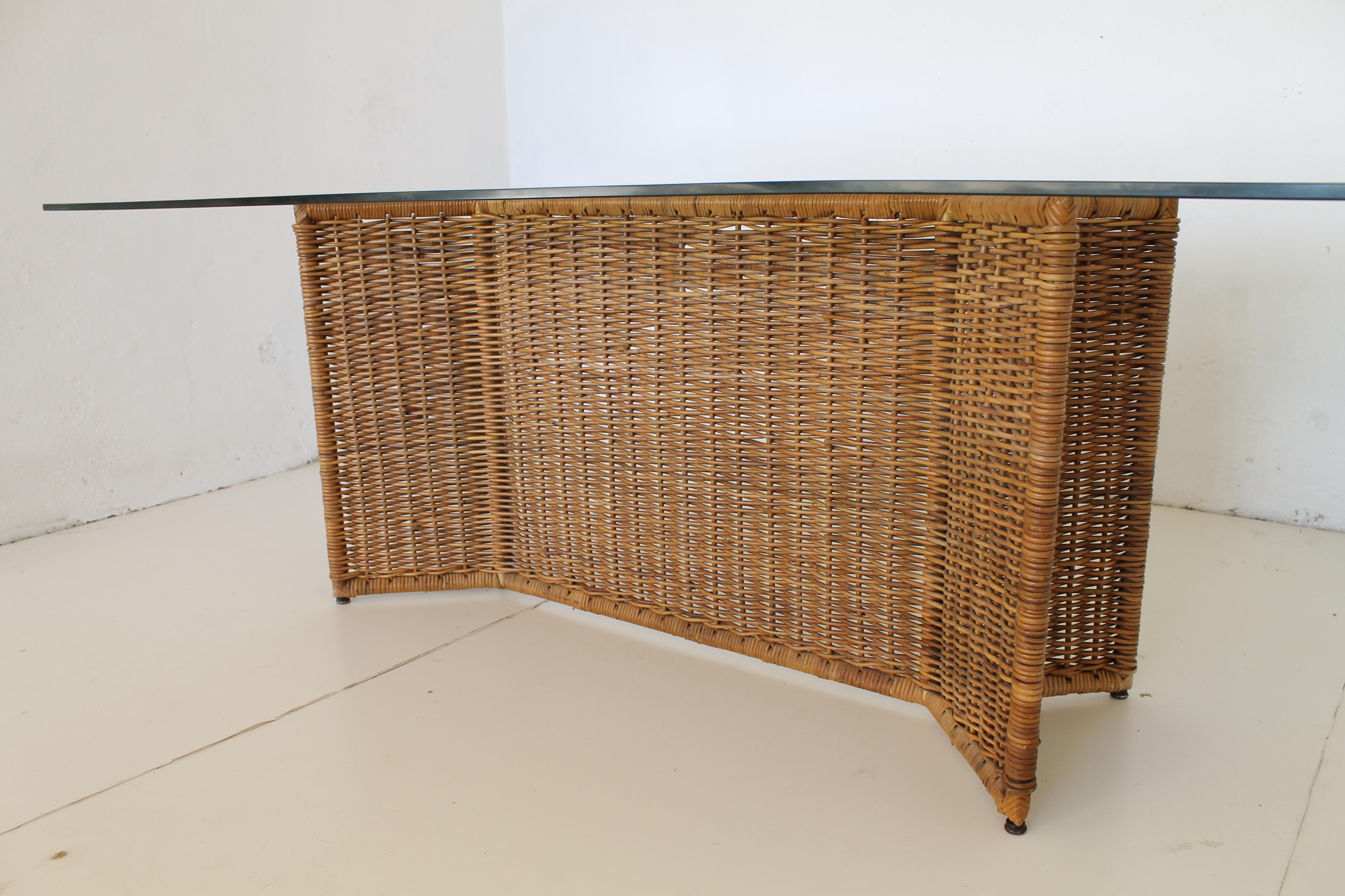 Italian Mid-Century outdoor Wicker and Tempered Glass Table, circa 1965 In Good Condition For Sale In Sacile, PN