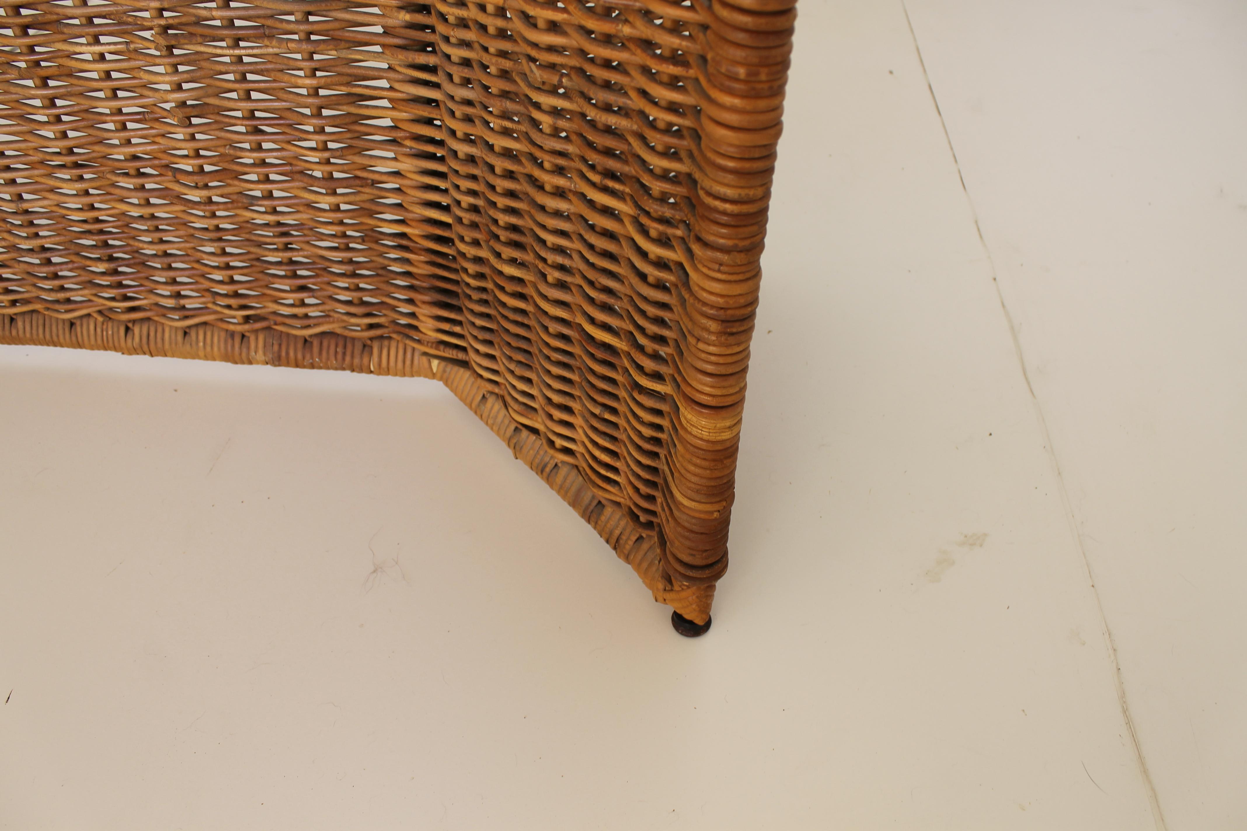 Italian Mid-Century outdoor Wicker and Tempered Glass Table, circa 1965 For Sale 2