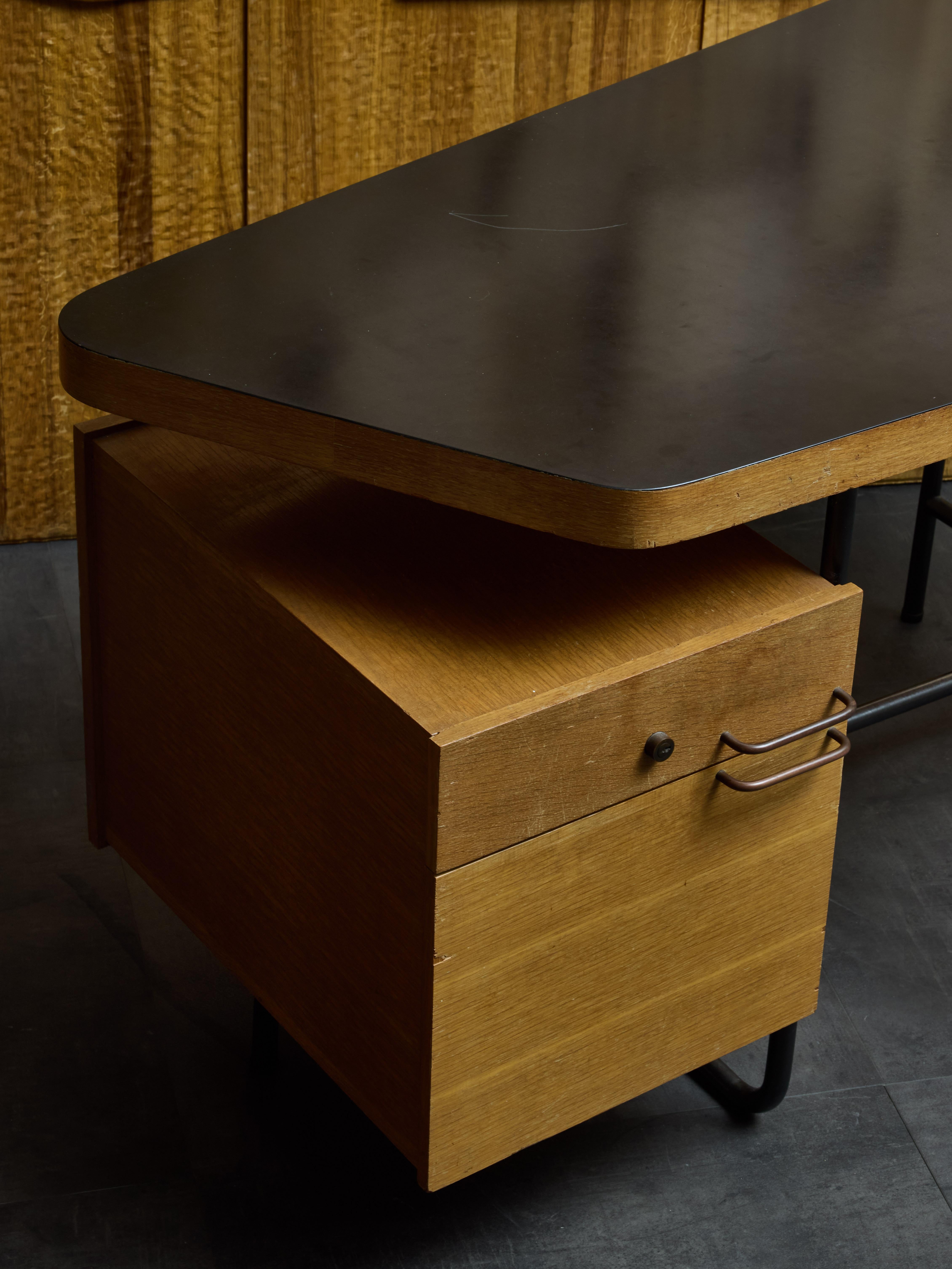 Italienischer Mid-Century-Schreibtisch aus Holz und Metall (Moderne der Mitte des Jahrhunderts) im Angebot