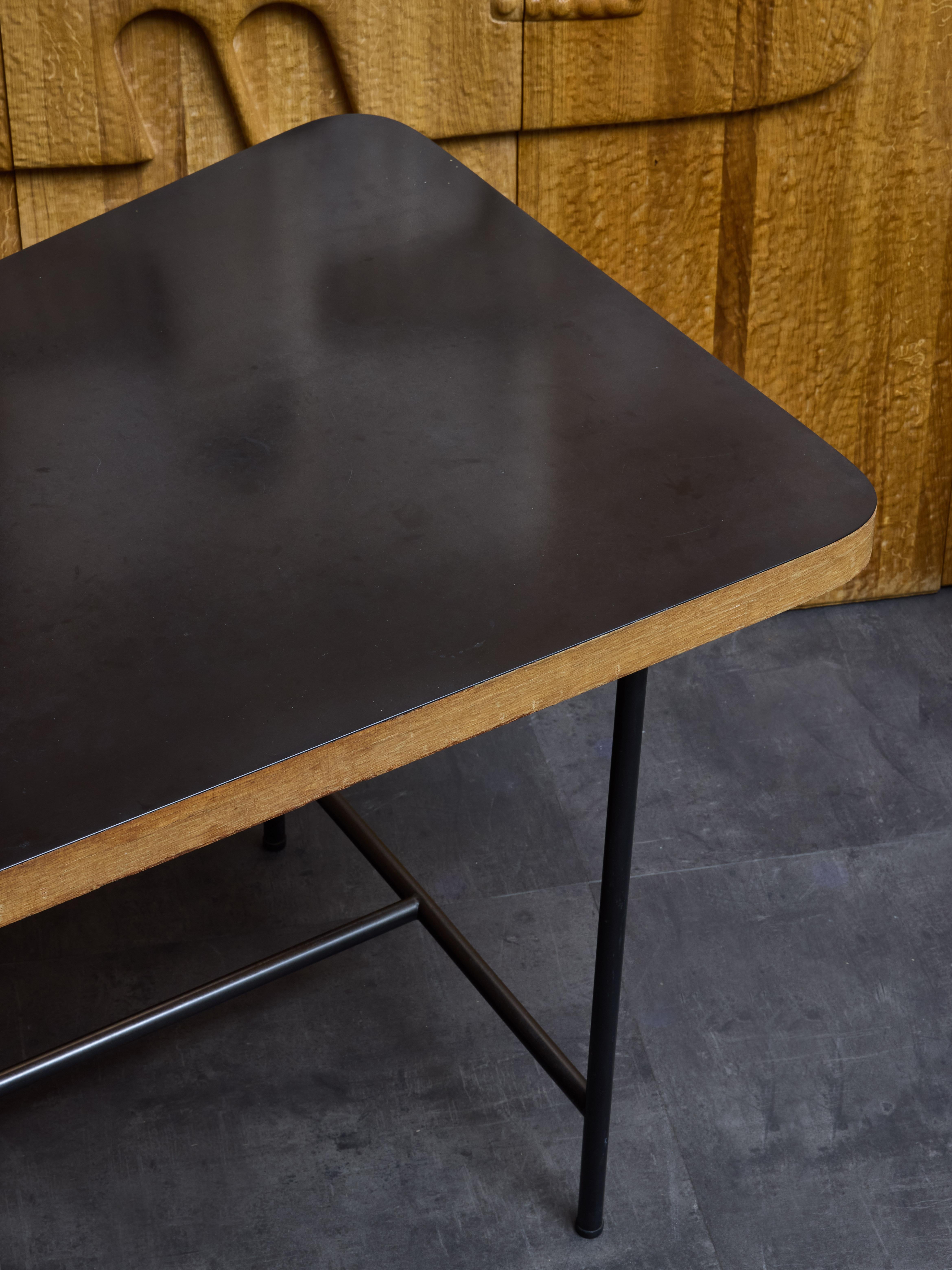 Italienischer Mid-Century-Schreibtisch aus Holz und Metall im Zustand „Gut“ im Angebot in Saint-Ouen, IDF