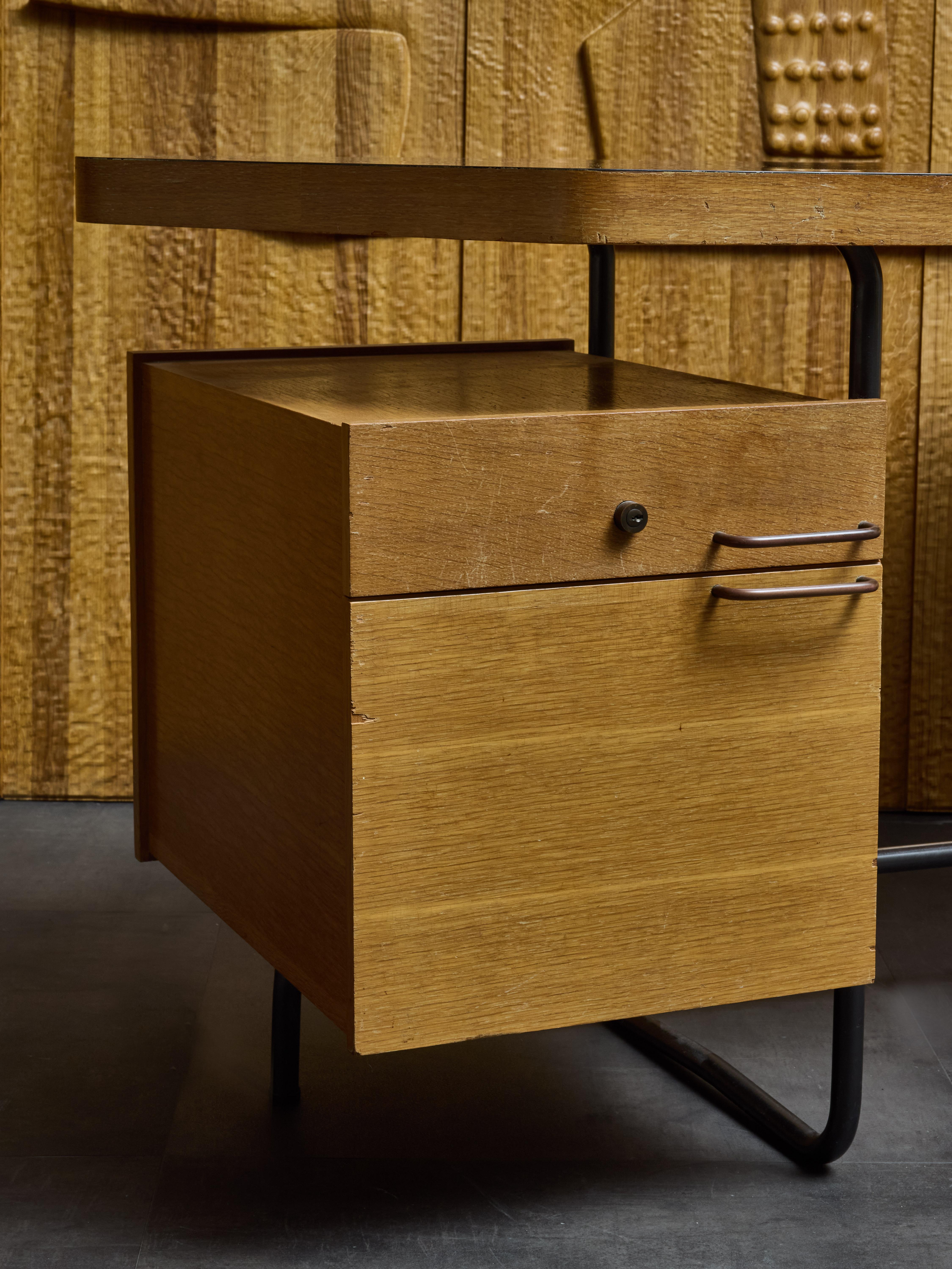 Italienischer Mid-Century-Schreibtisch aus Holz und Metall (Mitte des 20. Jahrhunderts) im Angebot