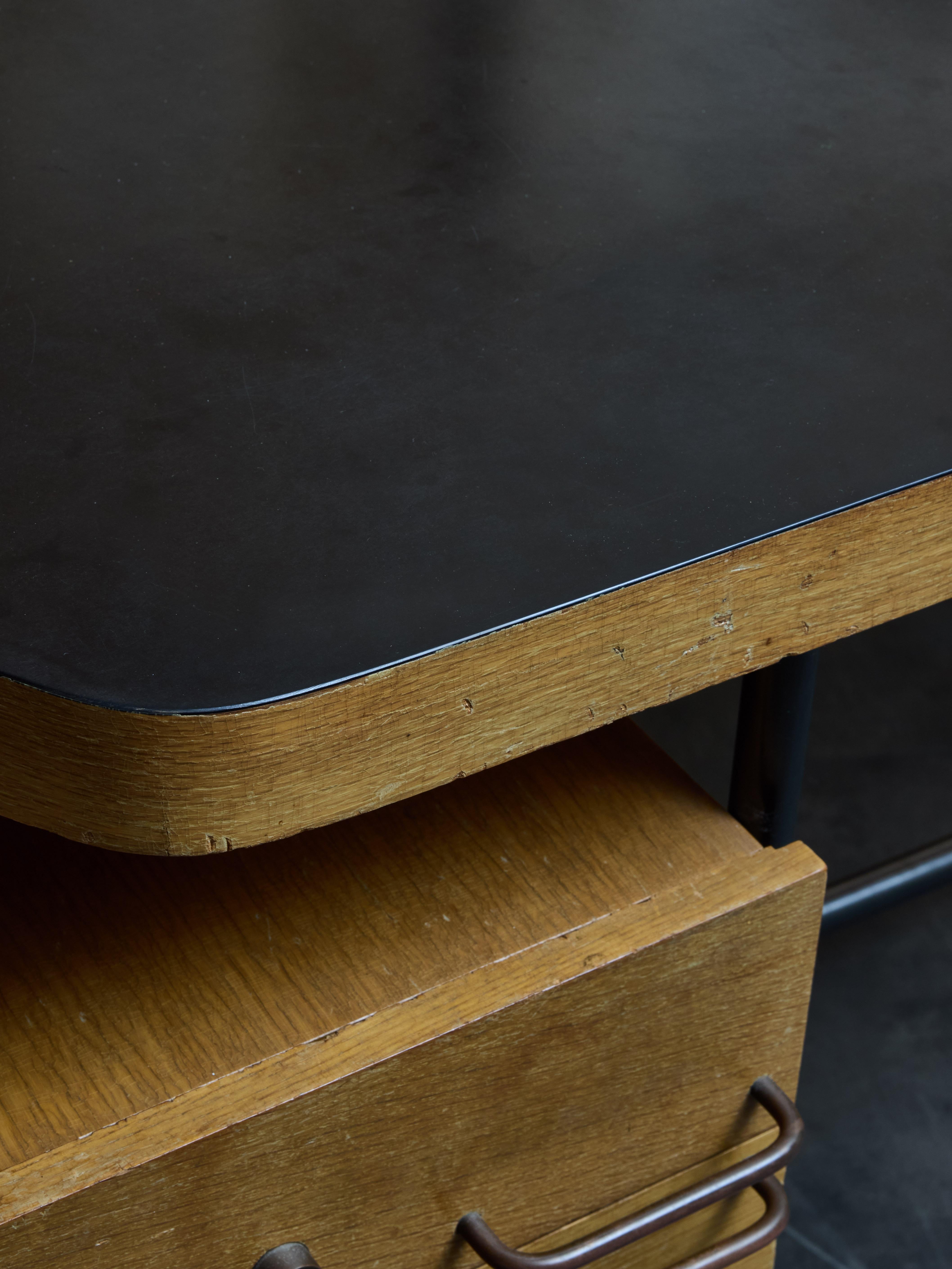 Italienischer Mid-Century-Schreibtisch aus Holz und Metall im Angebot 1
