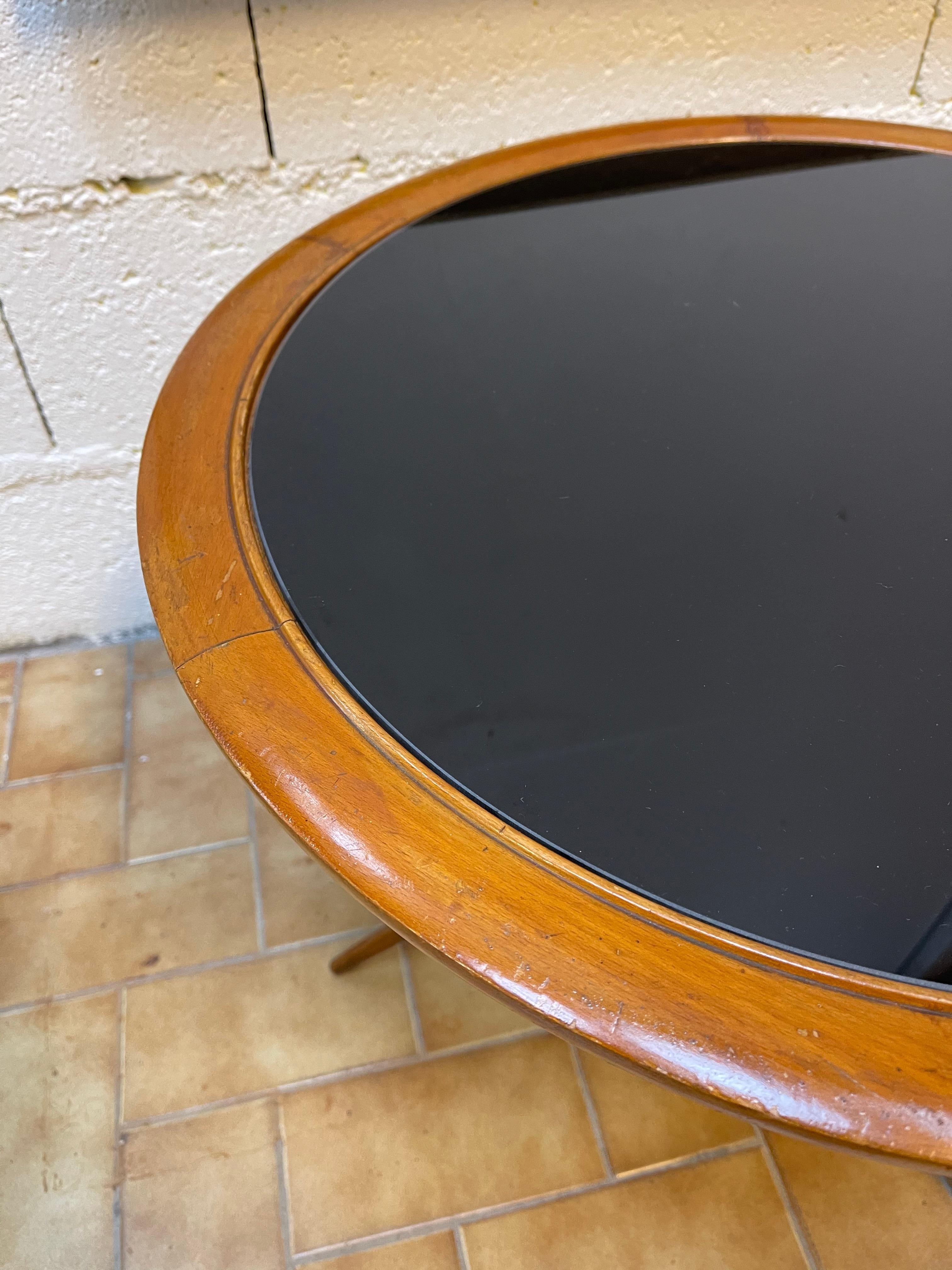 Mesa baja de cafe o gueridon italiana de mediados de siglo de madera, tapa de cristal opalino negro atribuida a cesare Lacca. En el ánimo de Vittorio Dassi, Osvaldo Borsani, Gianfranco Frattini, Ico Parisi, Gio Ponti, Cassina, Carlo De Carli,