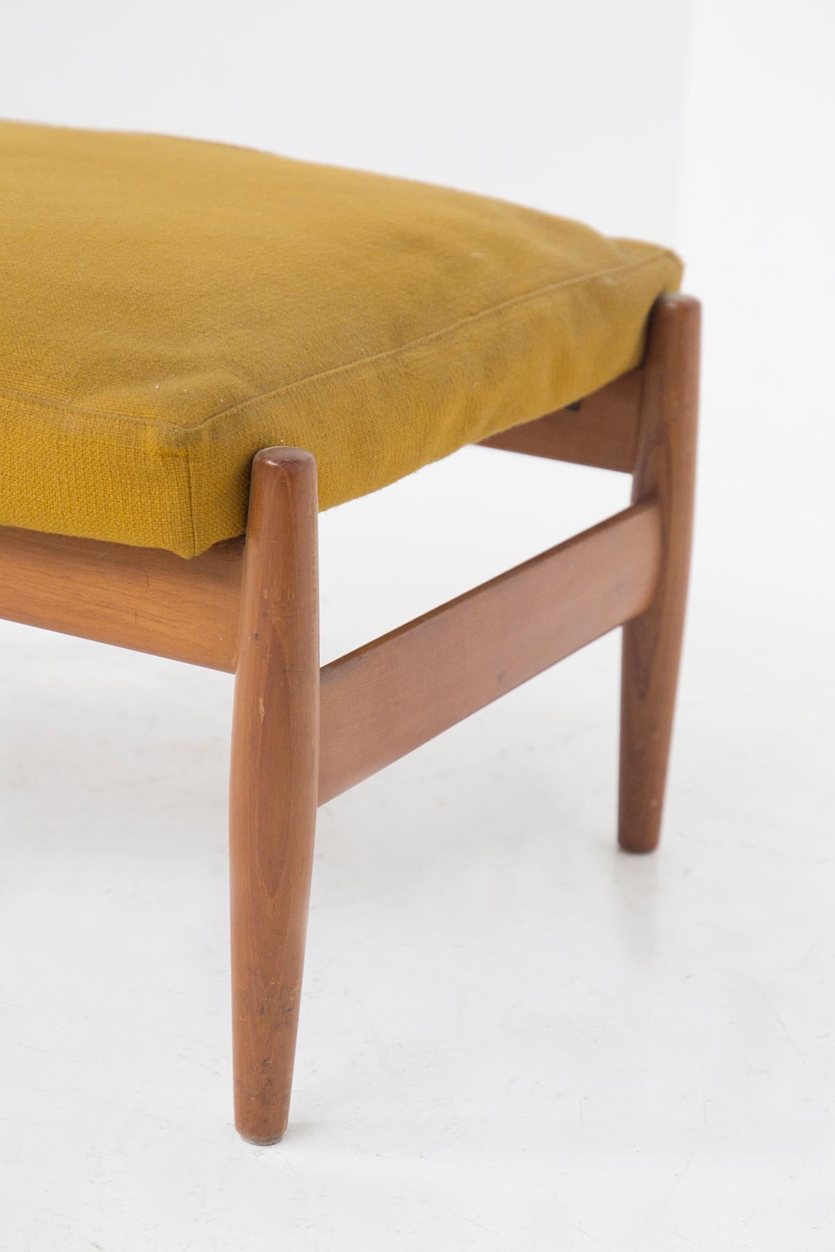 Beautiful Italian wooden stool produced in the 1950s, of fine Italian craftsmanship.
The stool is finely crafted in wood. The frame is supported by four wooden legs, massive and very distinctive, yet powerful and strong. On the side are planks that