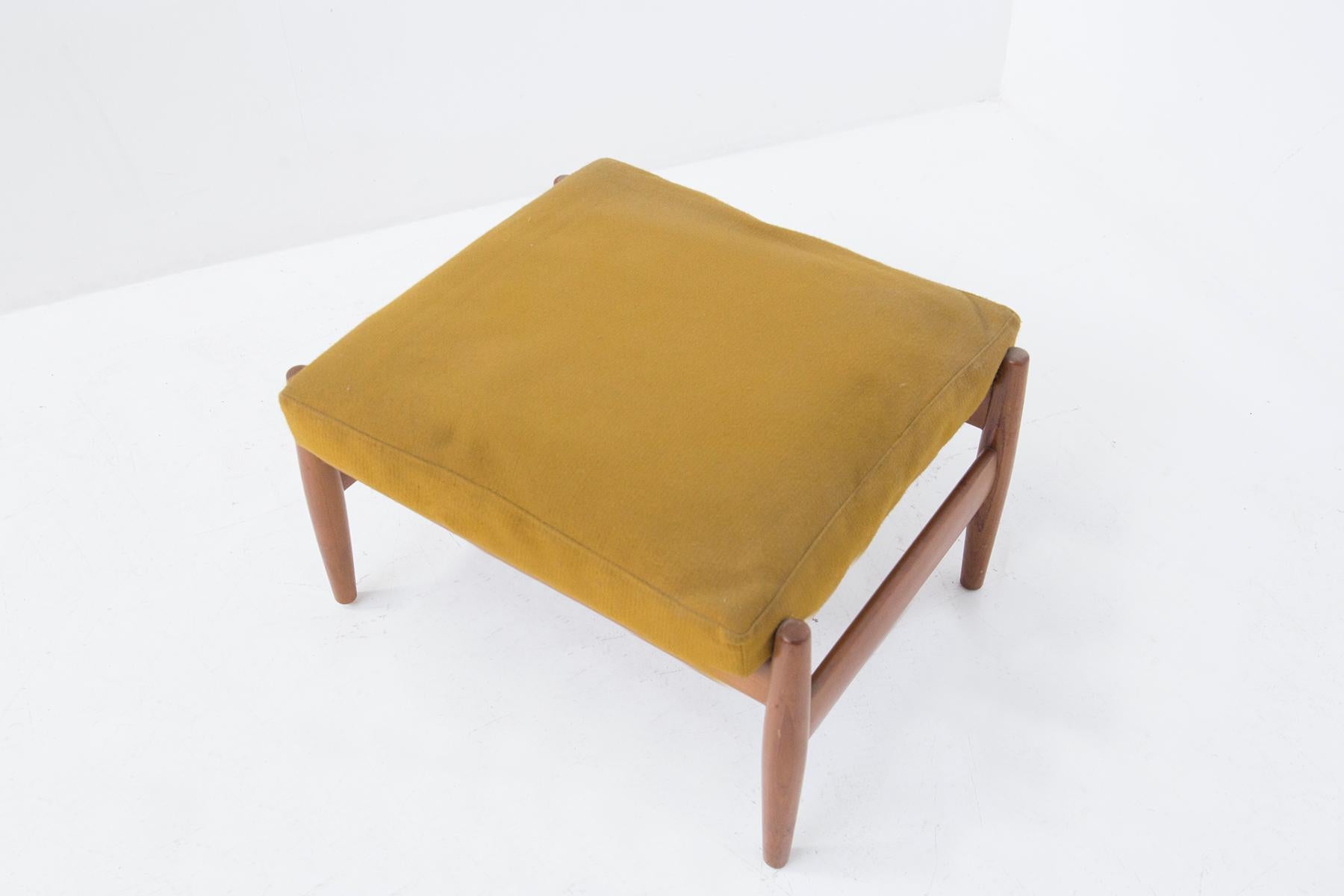 Italian Mid-Century Wood and Velvet Stool In Good Condition For Sale In Milano, IT