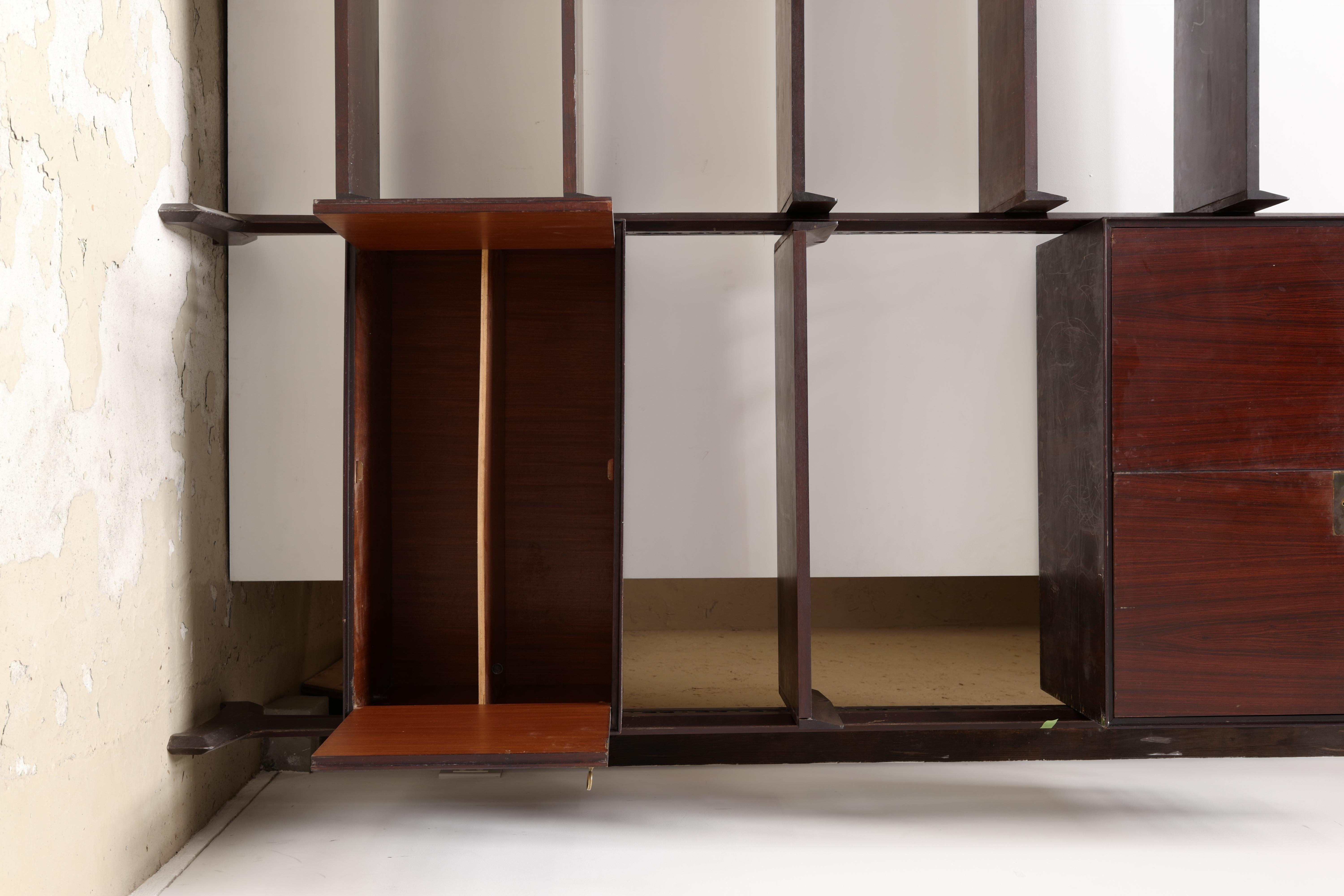 Bibliothèque à 3 modules conçue par le designer italien Vittorio Dassi, autoportante et facile à déplacer, idéale pour le rangement au bureau et à la maison. 
Nous devons prendre le temps de nous restaurer et de faire nos valises pendant quelques