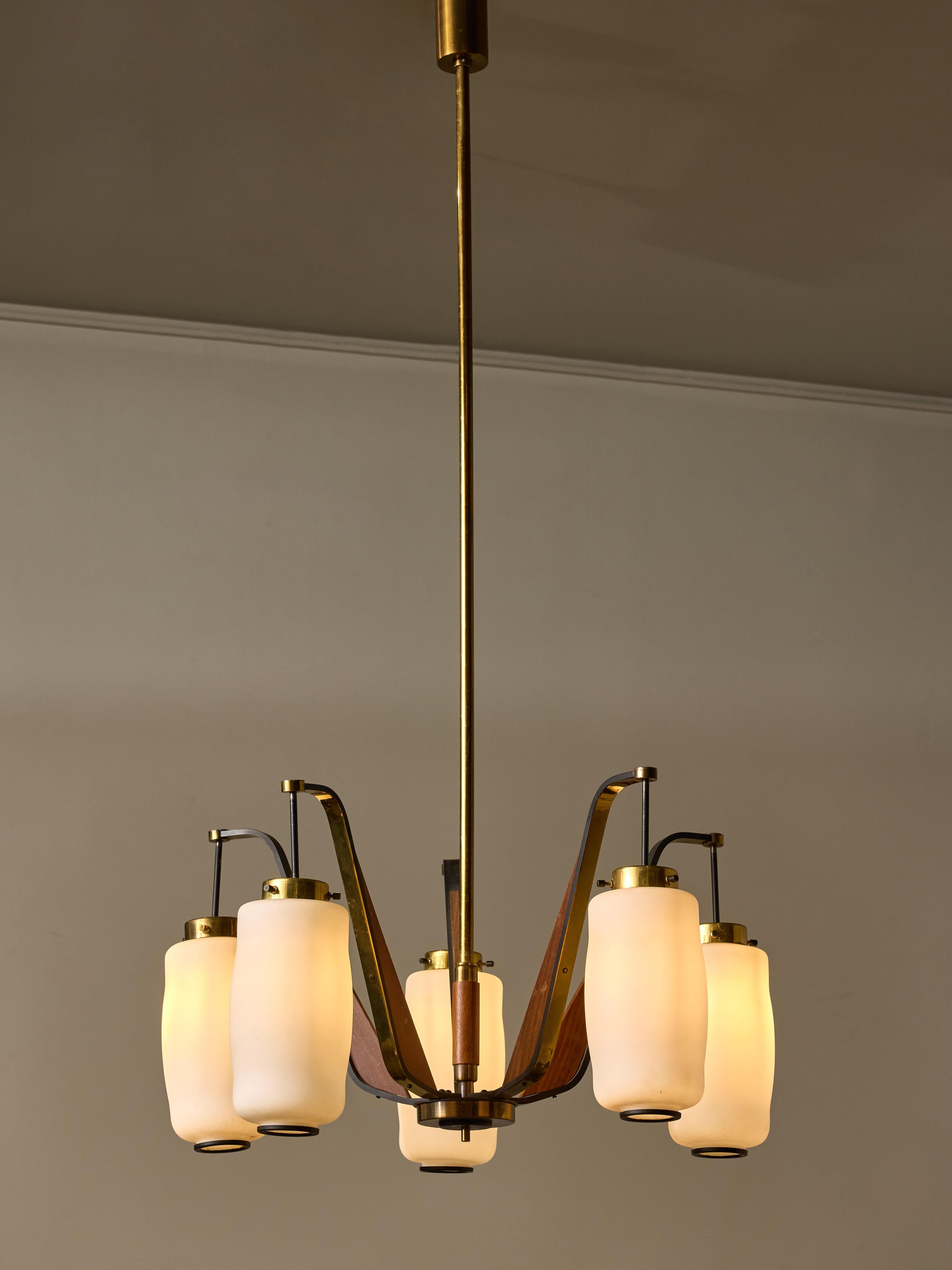 Mid-Century moderno Lampadario italiano di metà secolo in Wood, ottone e opalina in vendita